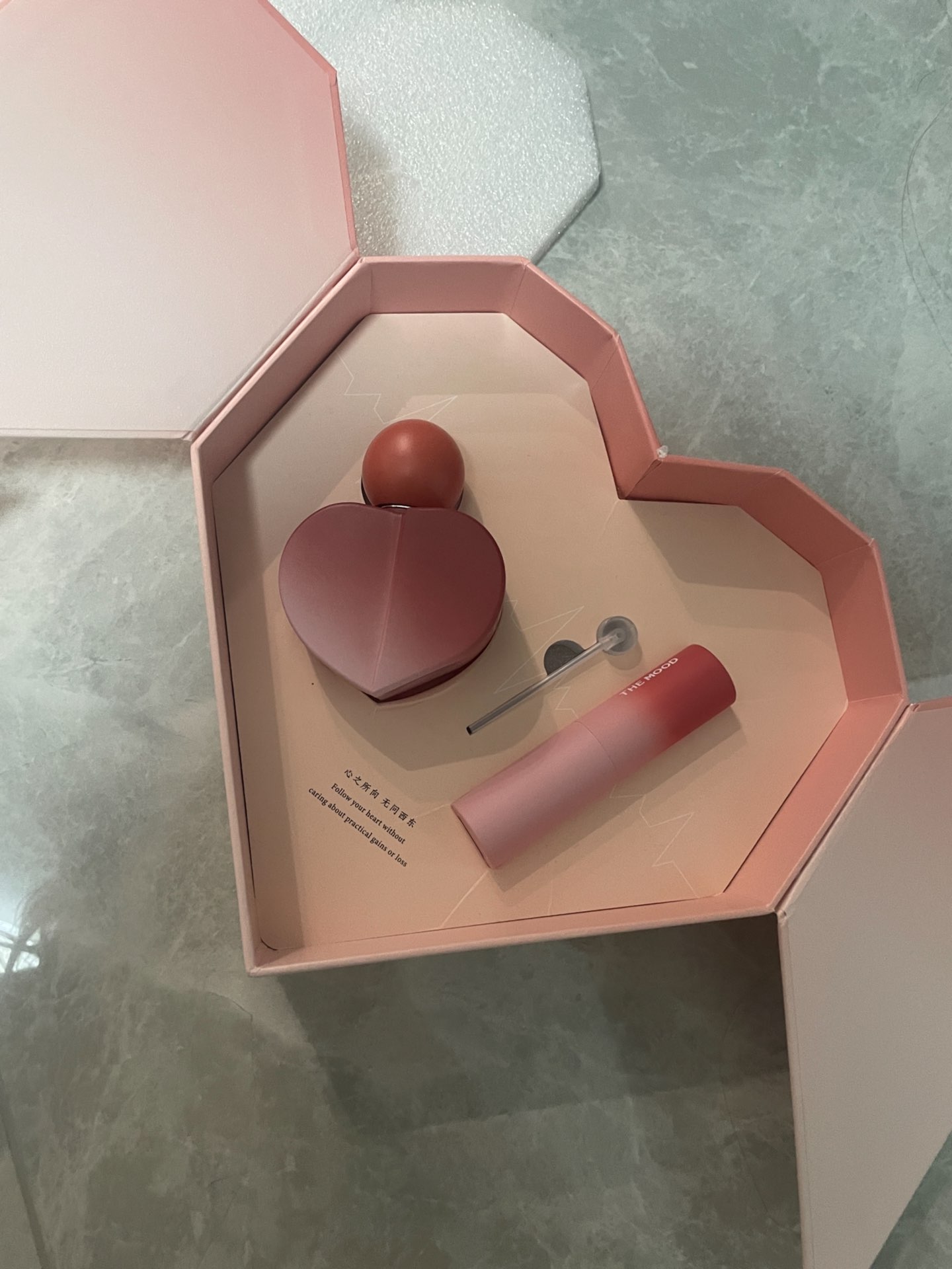 未知气味蜜桃香水