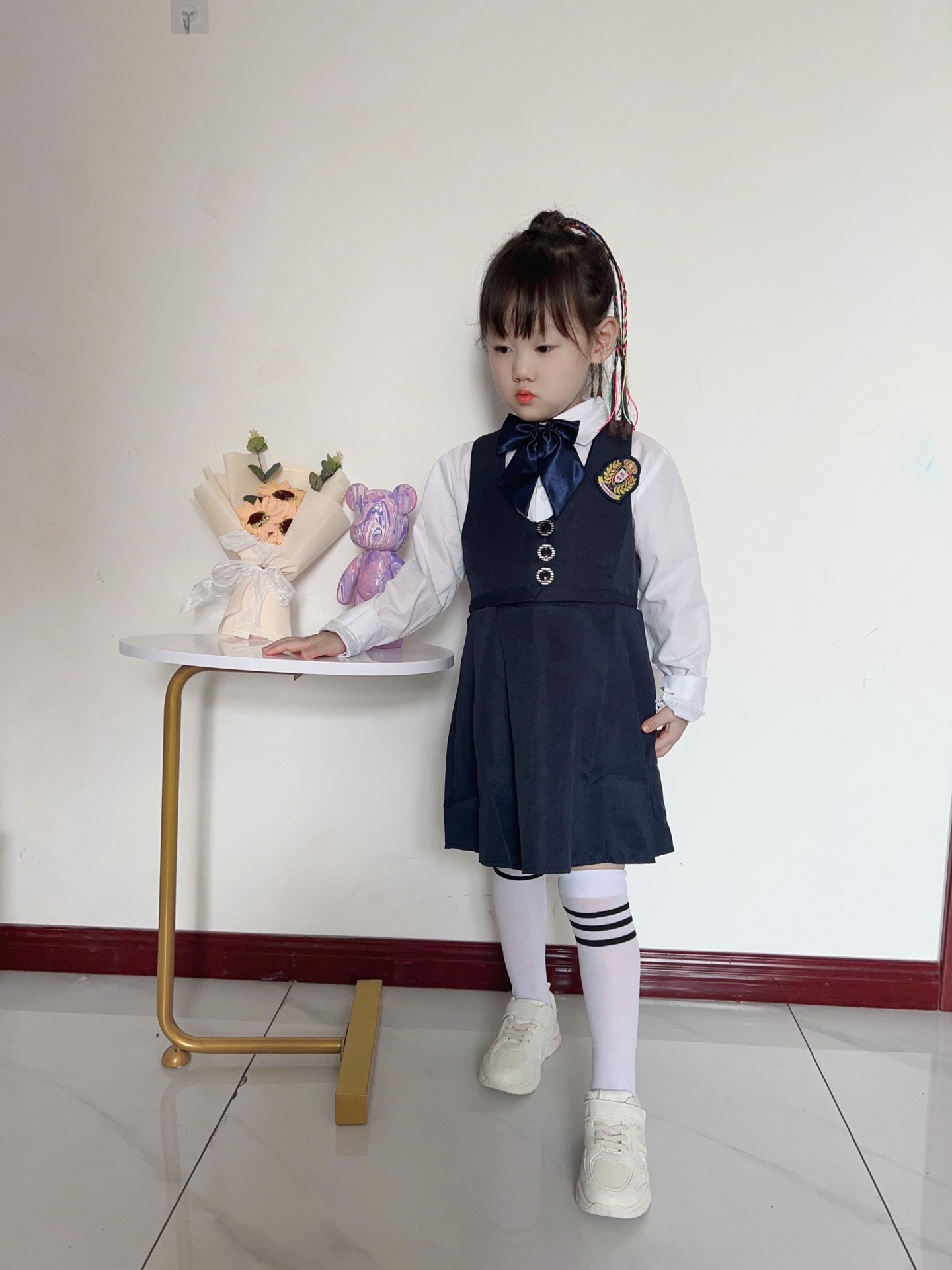 的鞋子很重要,千挑万选了泰兰尼斯这款网面透气的小白鞋搭配校服穿