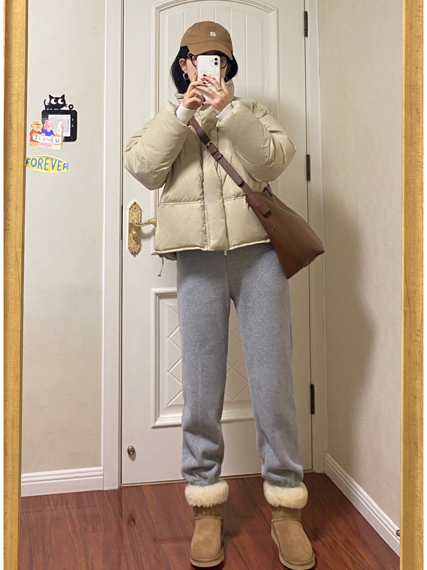 浅色羽绒服棕色包包太适合通勤了!