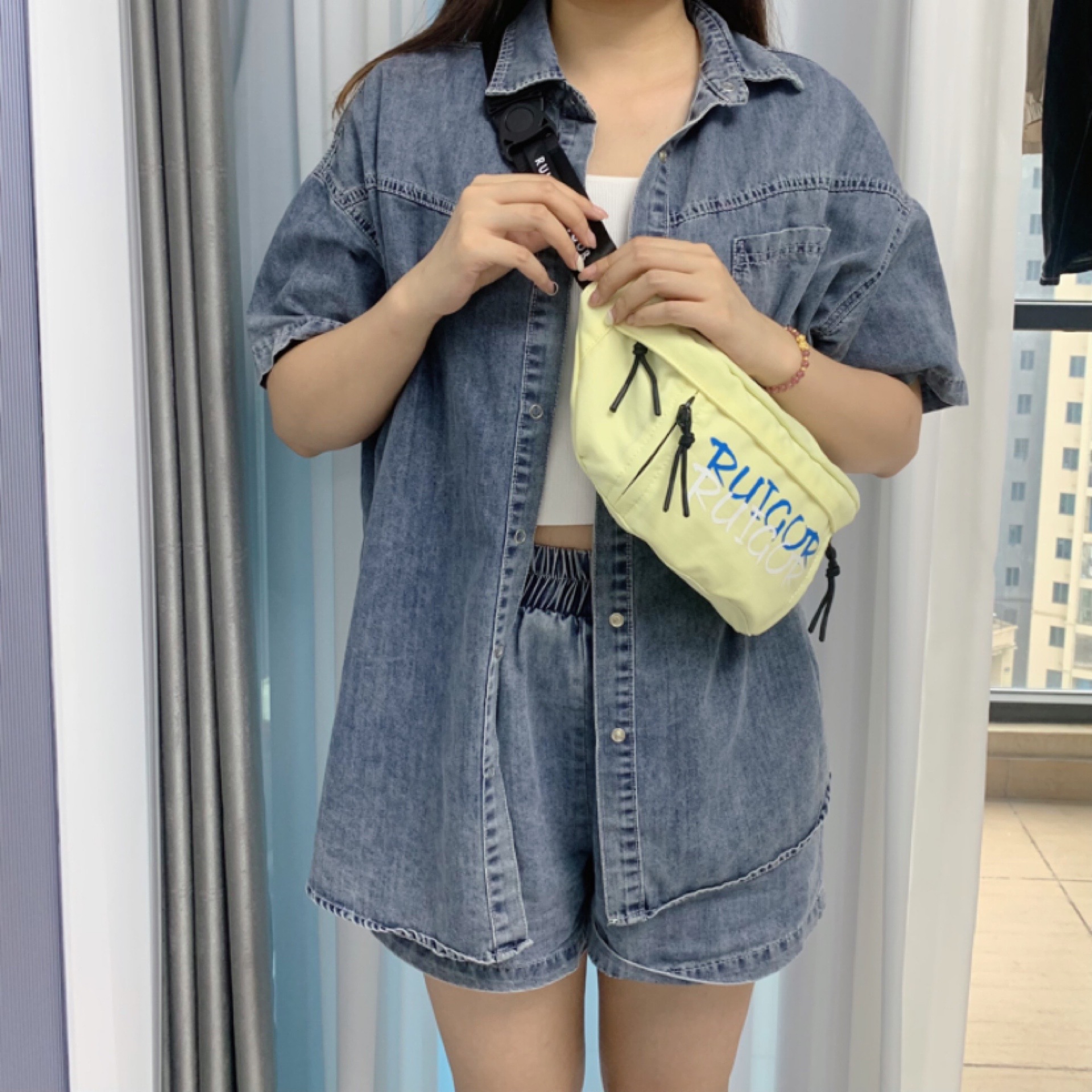 斜挎包怎么背好看,潮流_大山谷图库