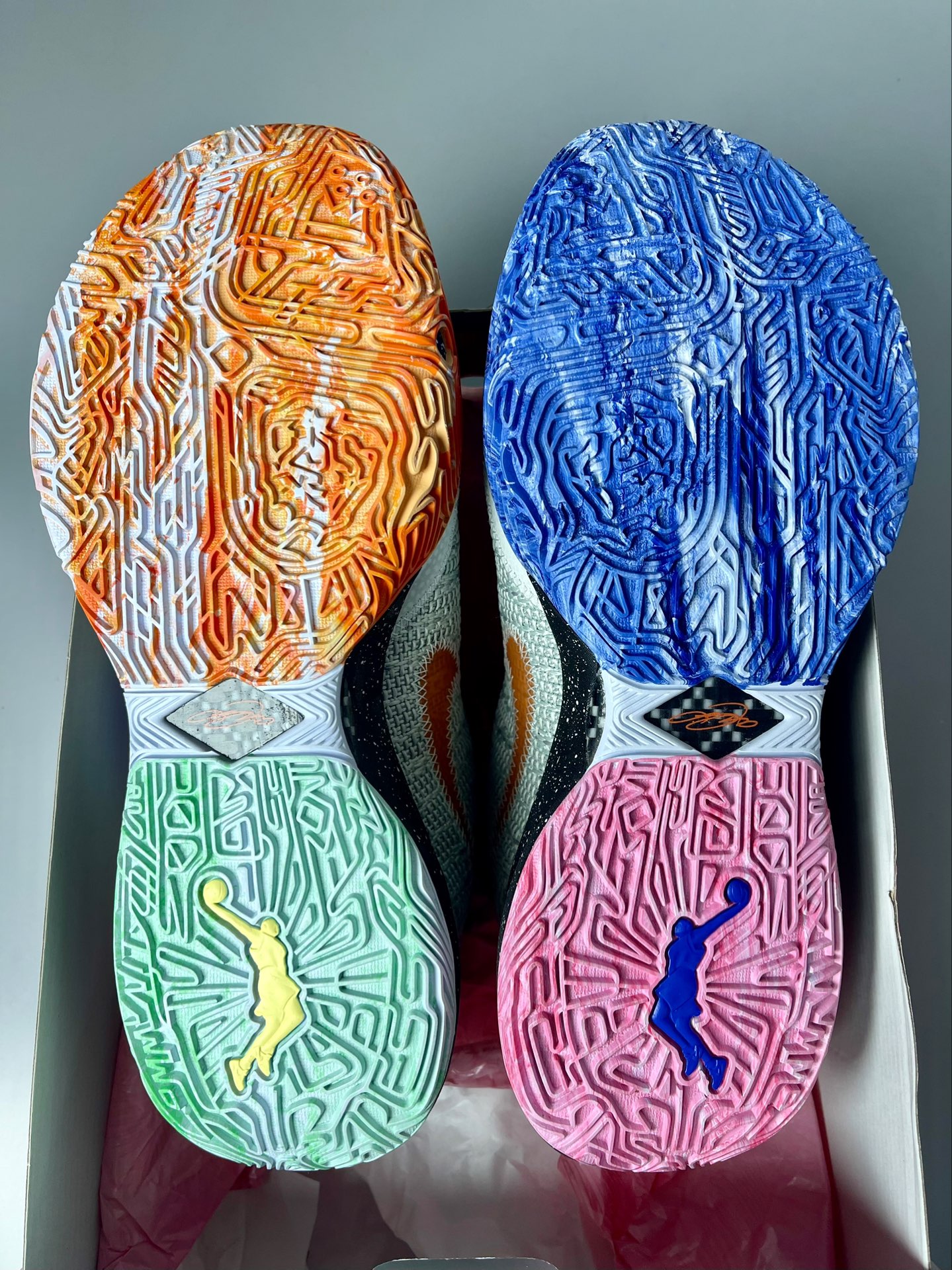 哈喽 哈喽 猫小肥z93 来咯  今天给大家分享推荐双nike 詹姆斯20