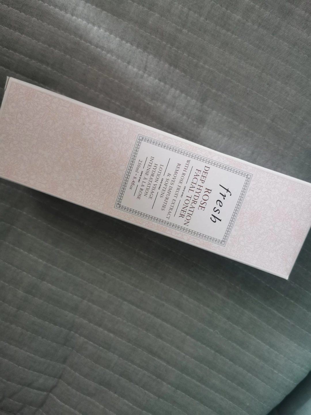 馥蕾诗玫瑰花瓣水         一支奇怪的爽肤水,瓶子里面居然装有一片一