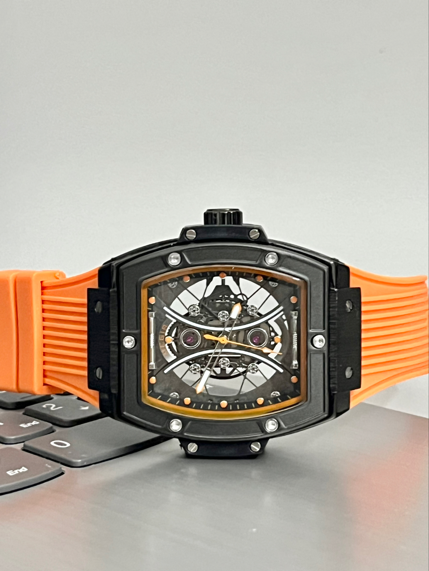 9命!这款酒桶型镂空手表也泰泰泰帅了吧