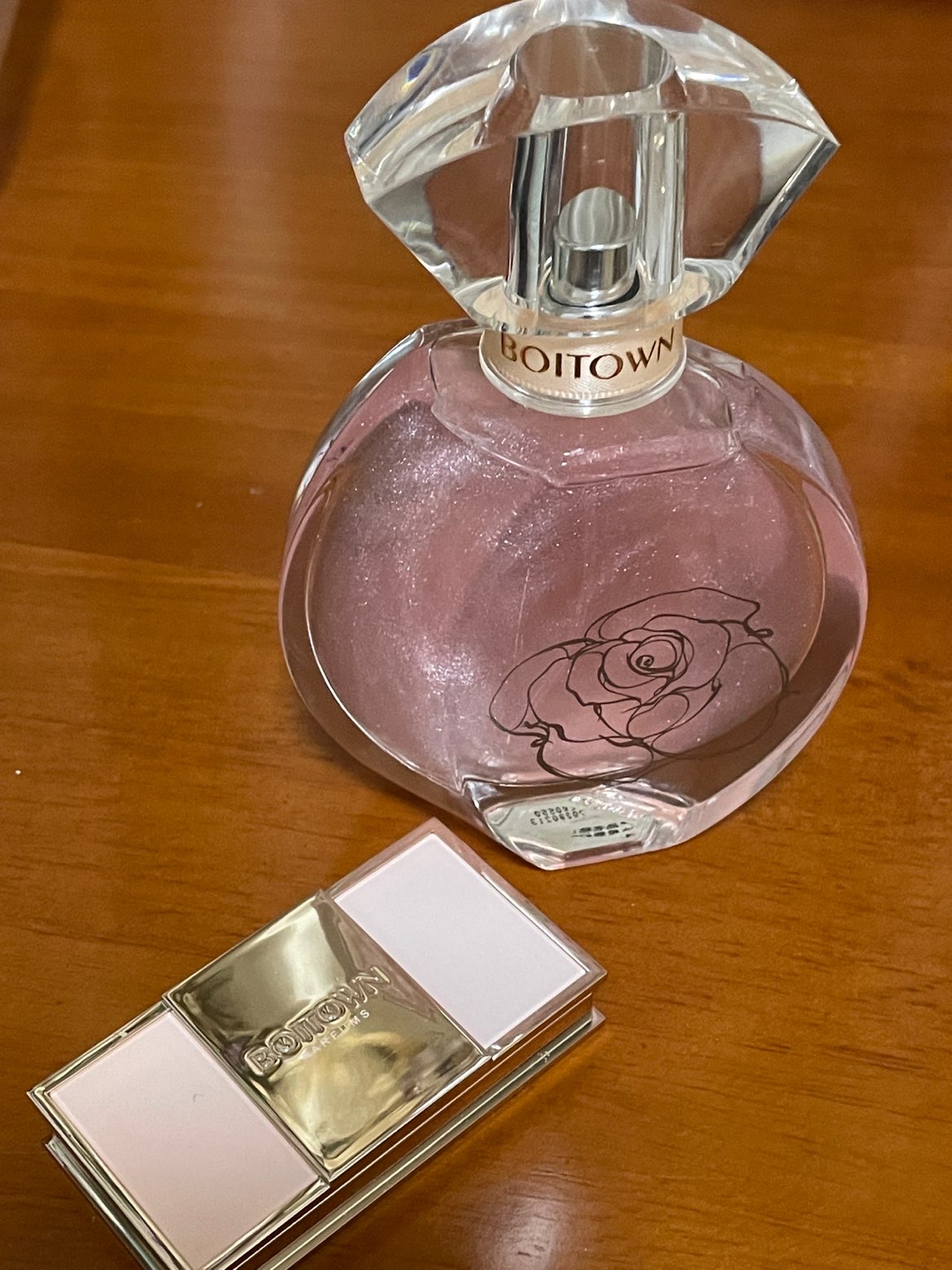 还有一个香膏也是亮晶晶的