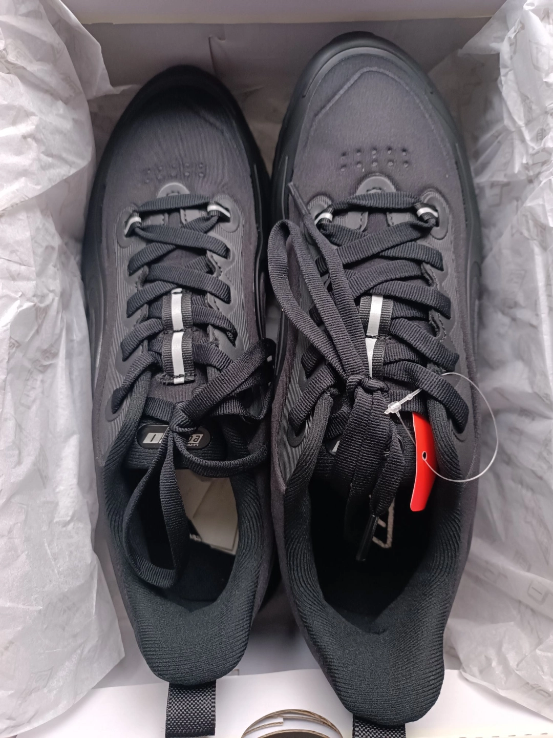 纯黑色的跑步鞋