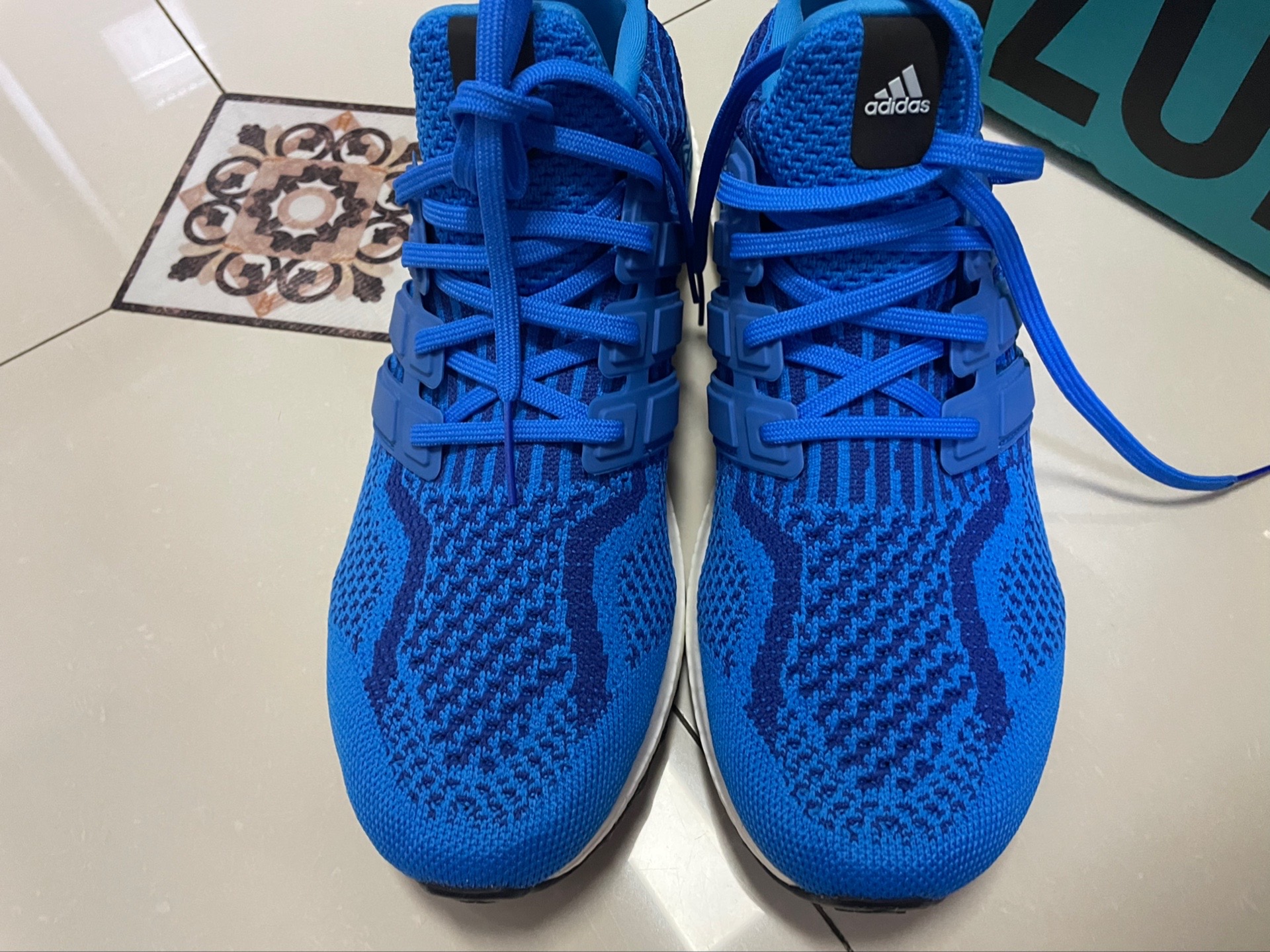 阿迪达斯boost蓝色运动鞋