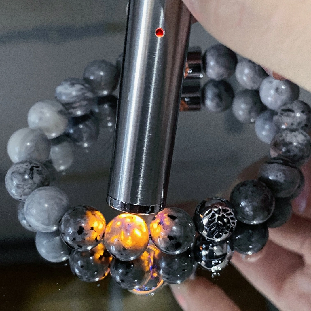 会发光发亮的火焰石!灯光打在手链上就像火焰燃烧一样!泰裤辣!