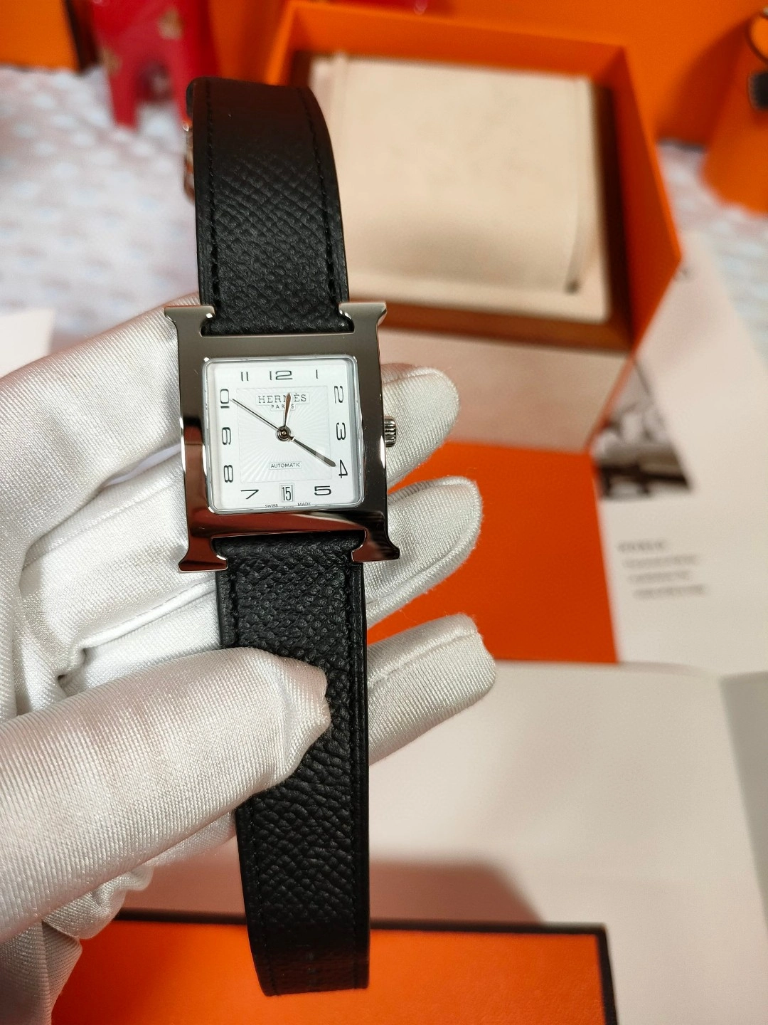 hermes 爱马仕
黑色 银扣白色表盘 h手表⌚ mm 尺寸