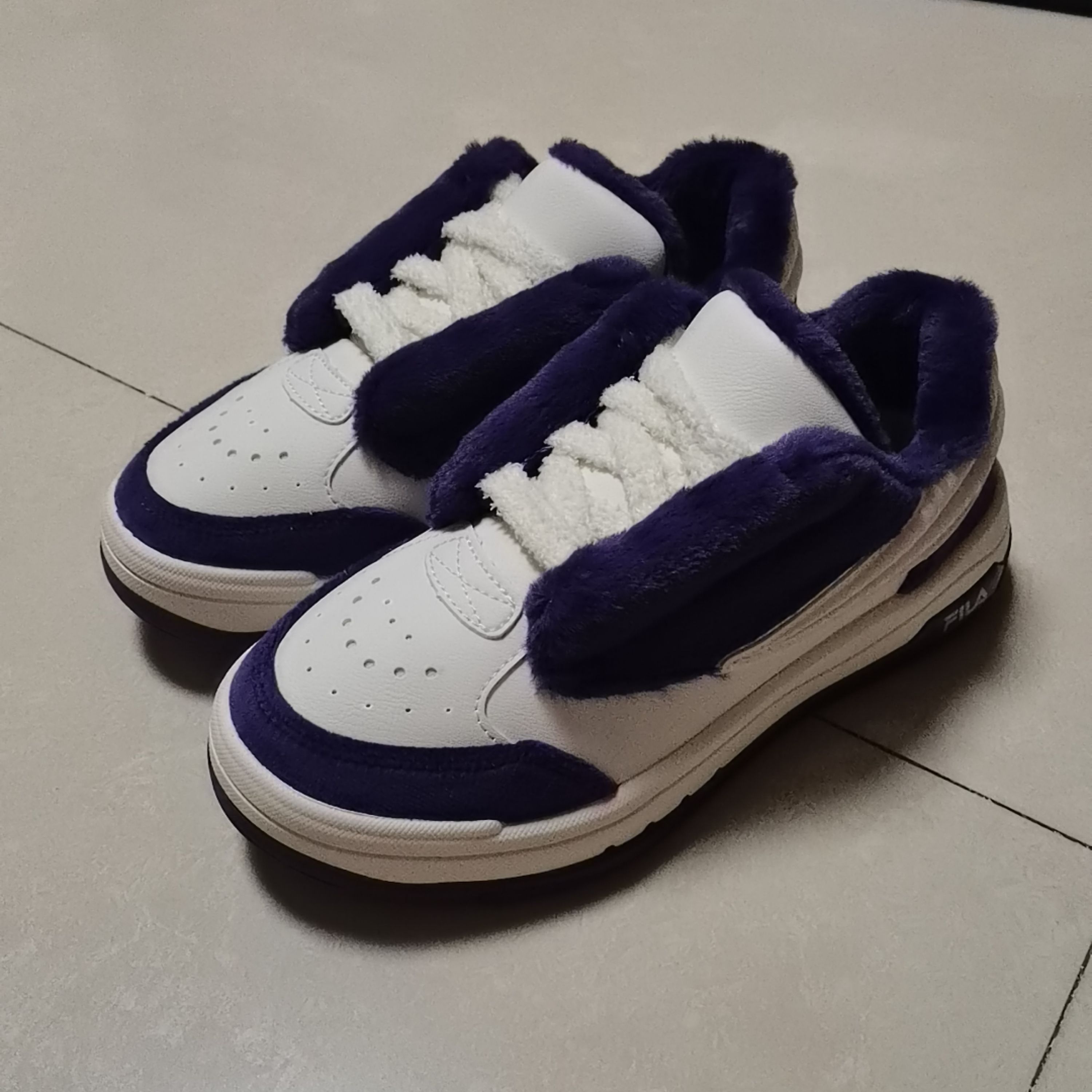 斐乐全新贝壳鞋