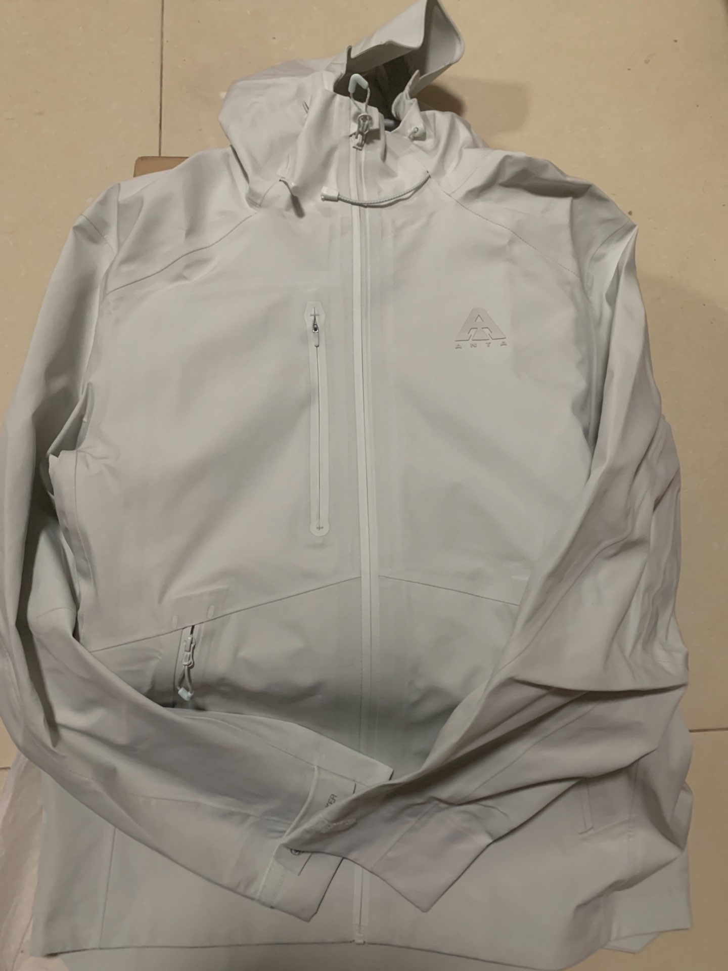 安踏硬壳冲锋衣