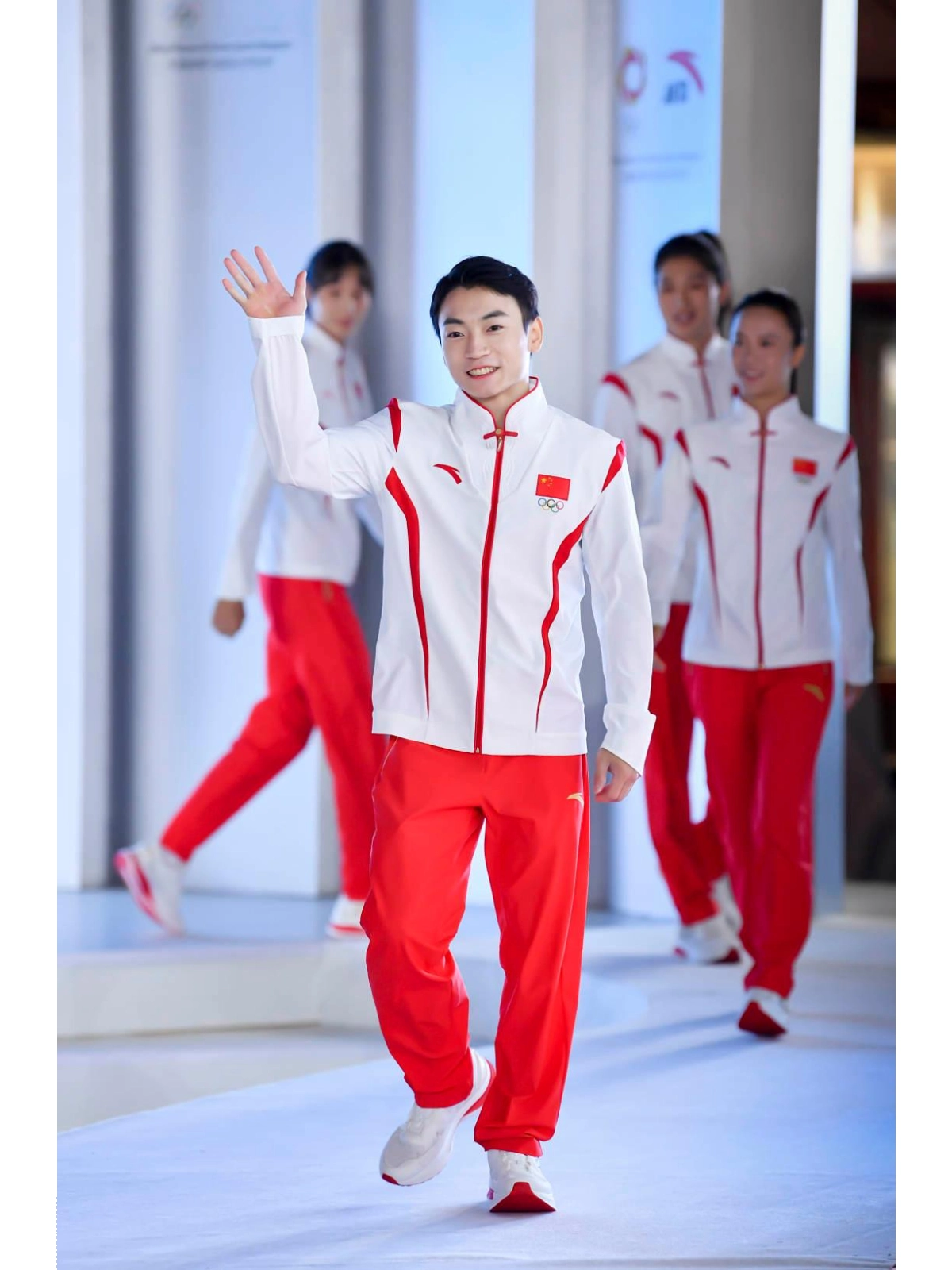 延续了叶锦添设计的奥运会领奖服原型,经典"