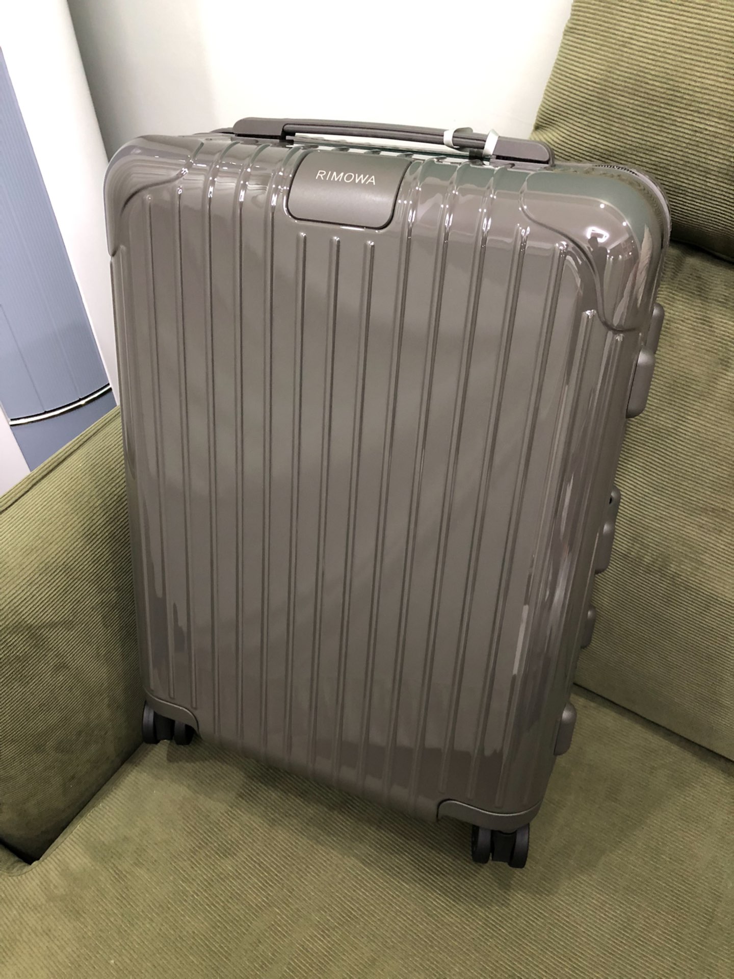 日默瓦登机箱岩石灰