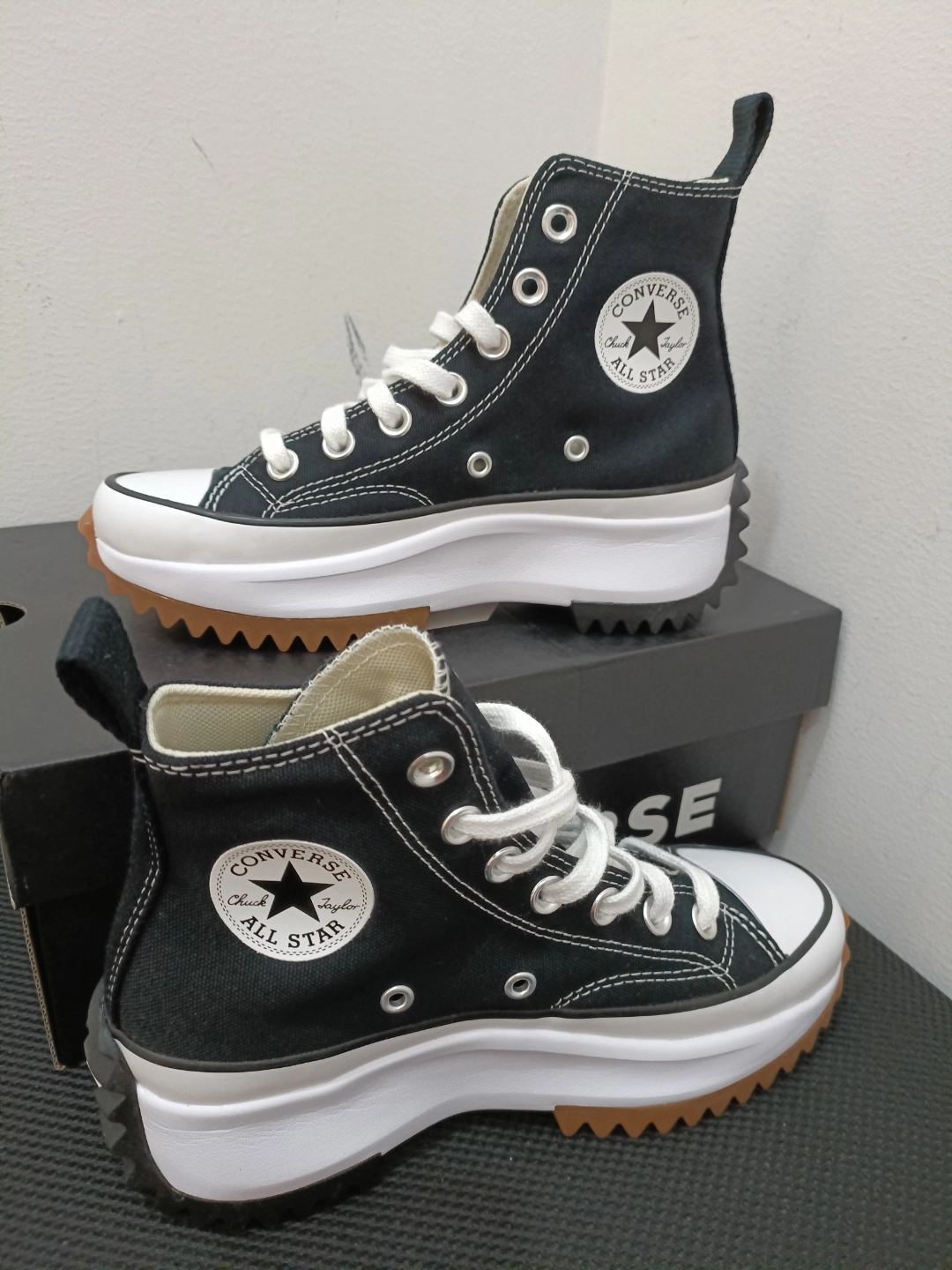 匡威厚底帆布鞋 百搭增高显腿长
黑白拼接
高帮设计 自然贴合 鞋面