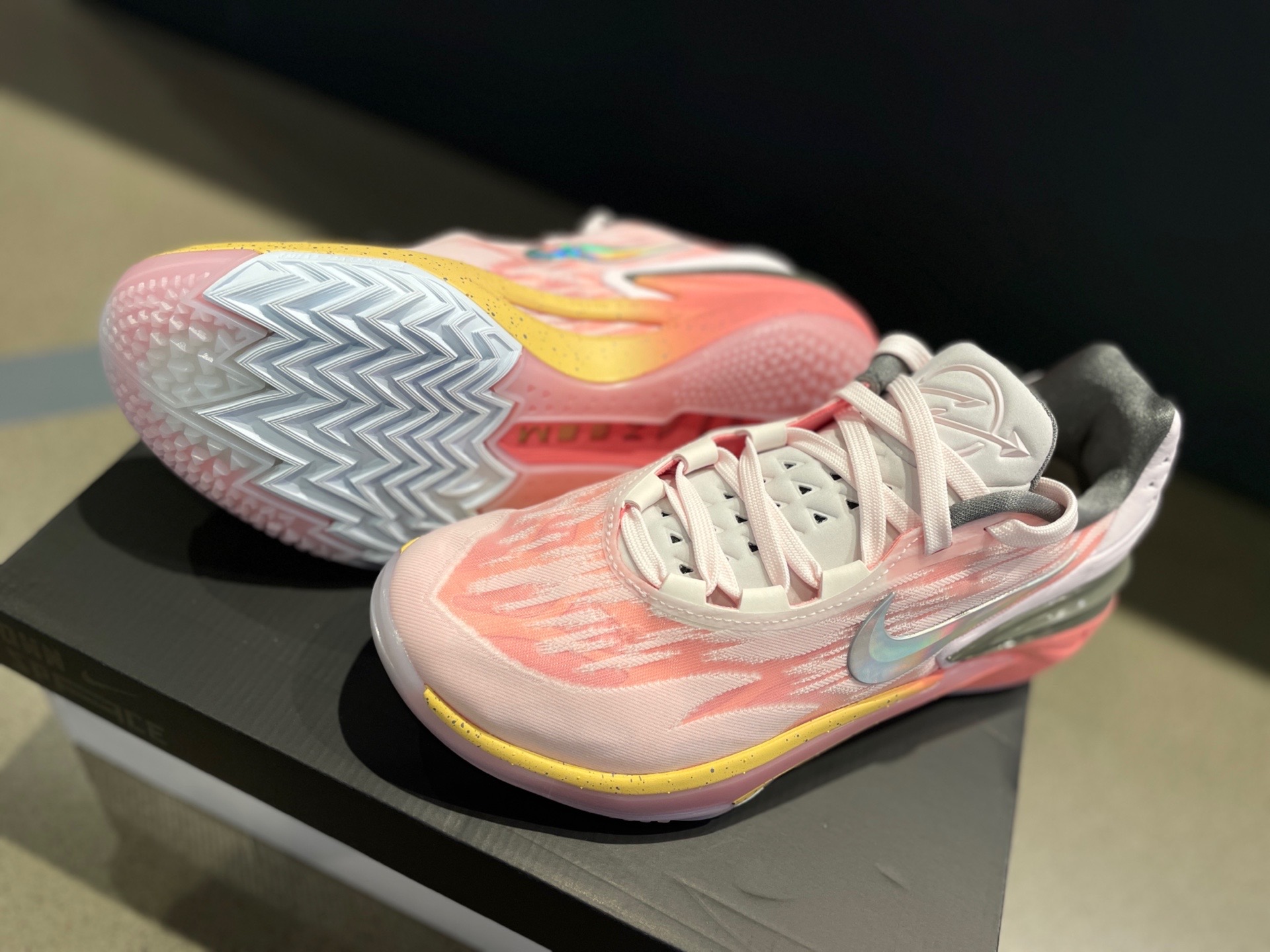 此款 #nike 篮球鞋 微翘式鞋头设计,响应灵活,保护脚趾.