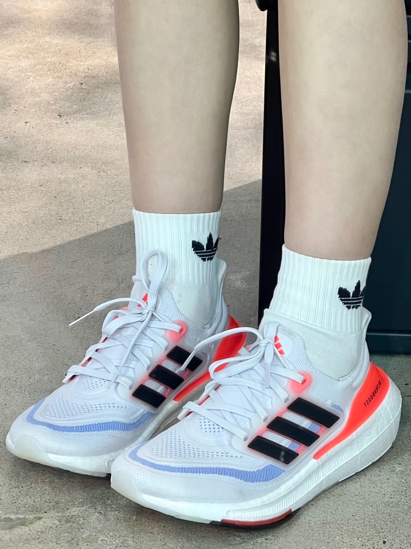 adidas primeknit 织物鞋面,包裹感与透气性都很强,配色以全白为主调