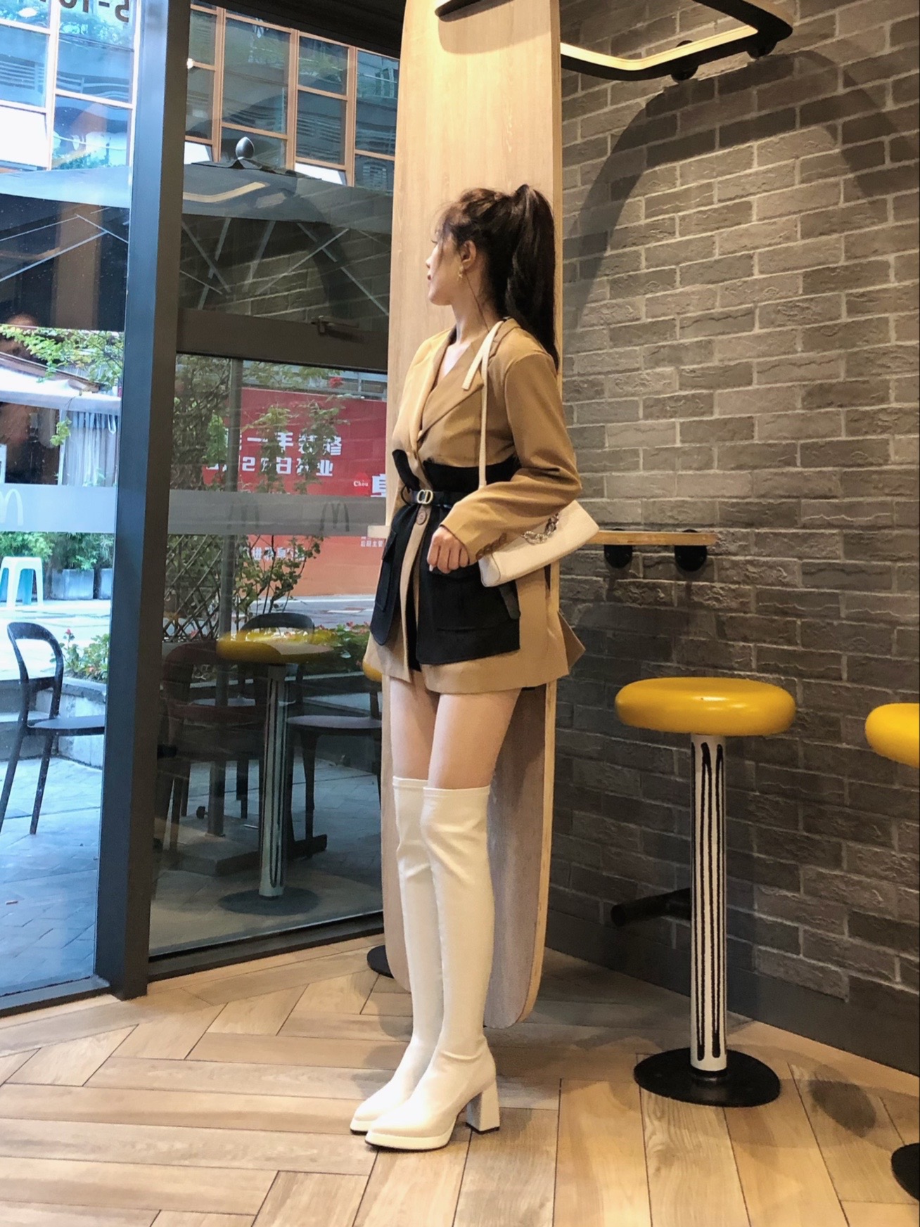 别逼我试穿这款白色过膝靴,真的不好看吗