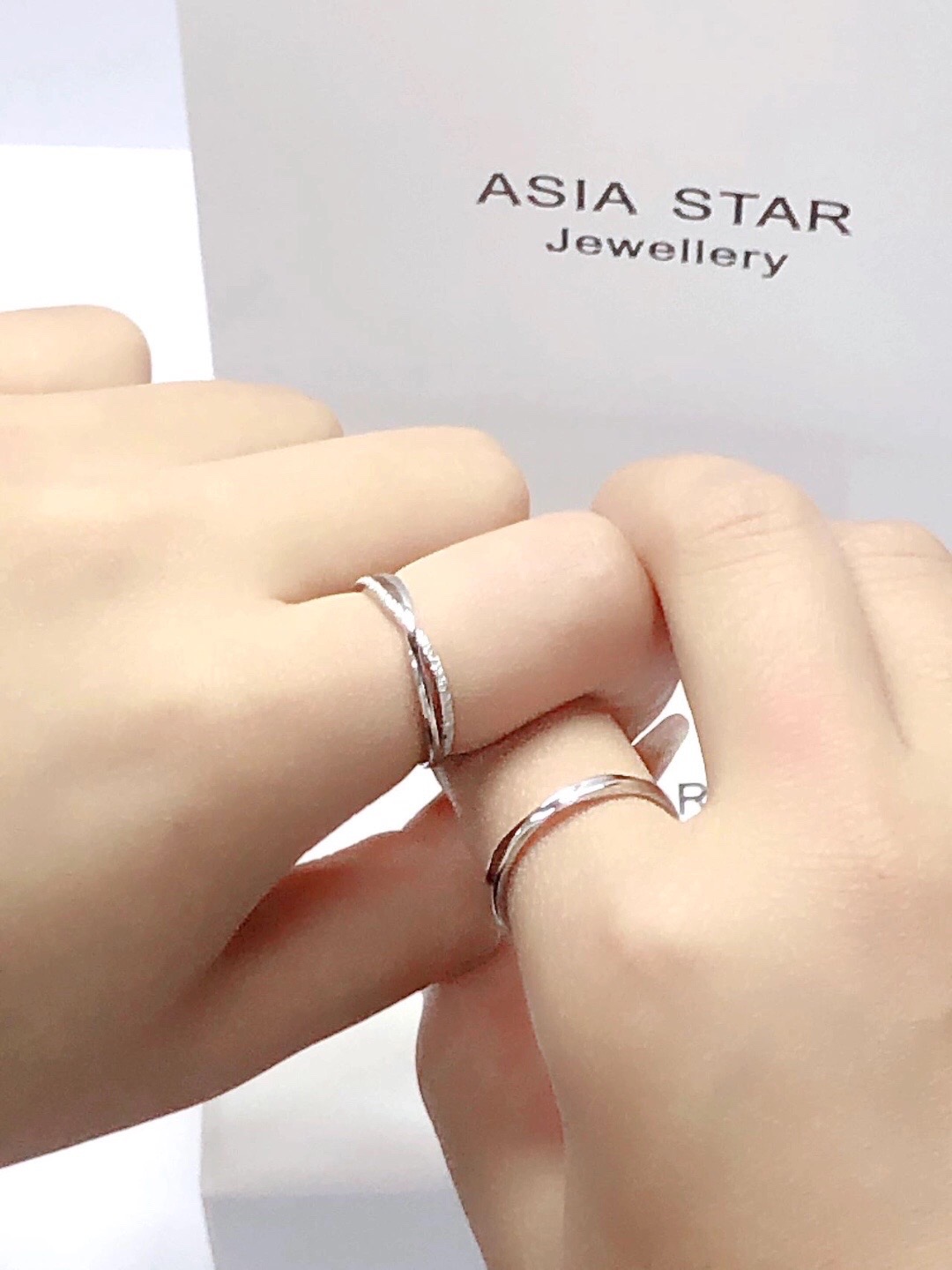 总要和闺蜜戴一次对戒吧