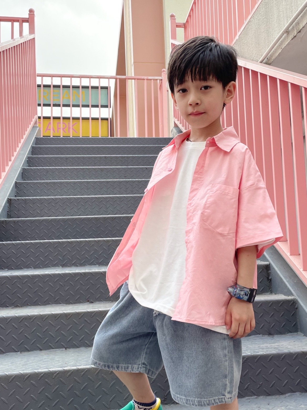 原来男孩子也是可以驾驭粉色衬衫的呢