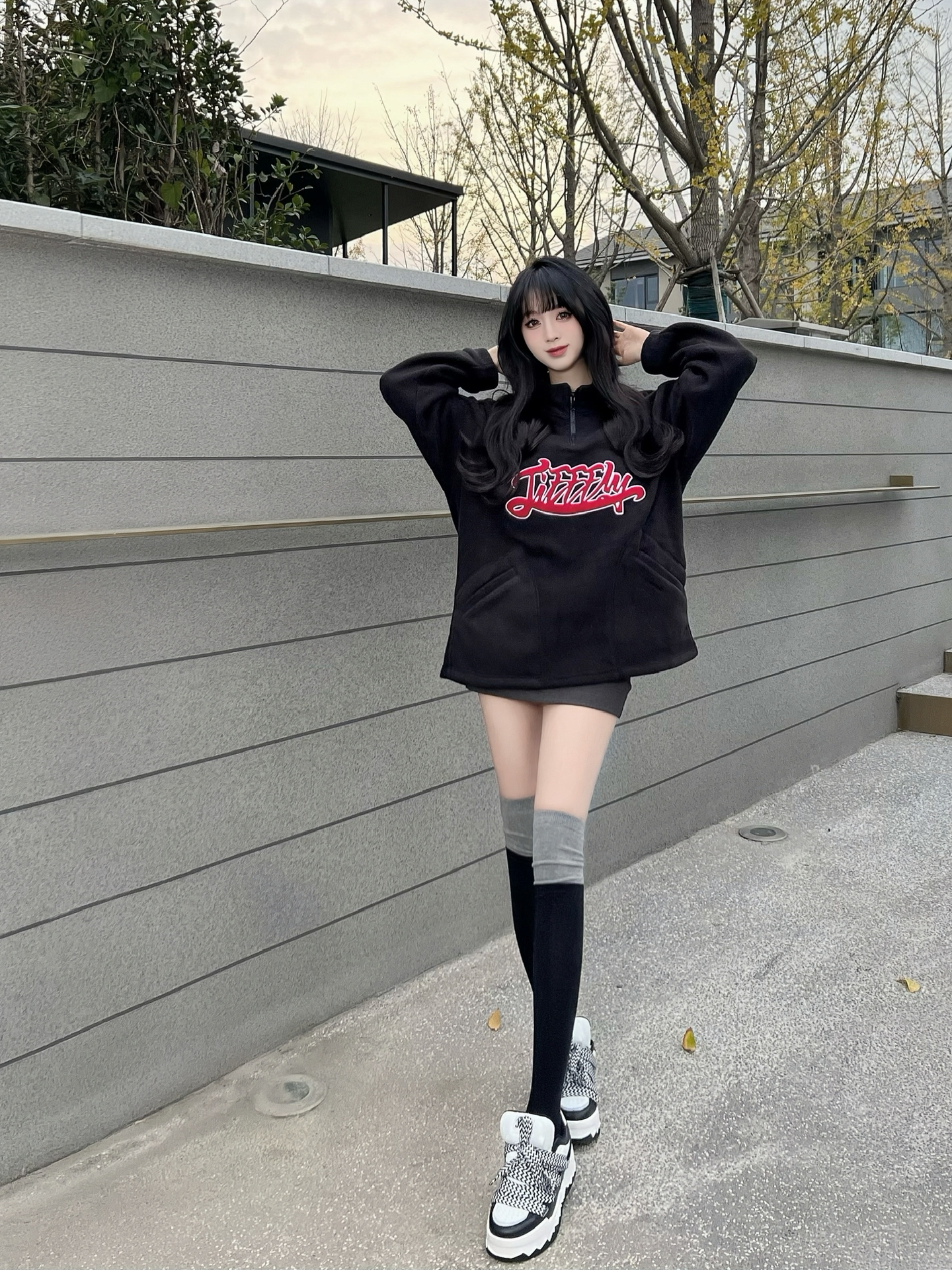 黑色摇粒绒小高领卫衣好百搭 搭配同色系过膝袜和短裤05 方便又