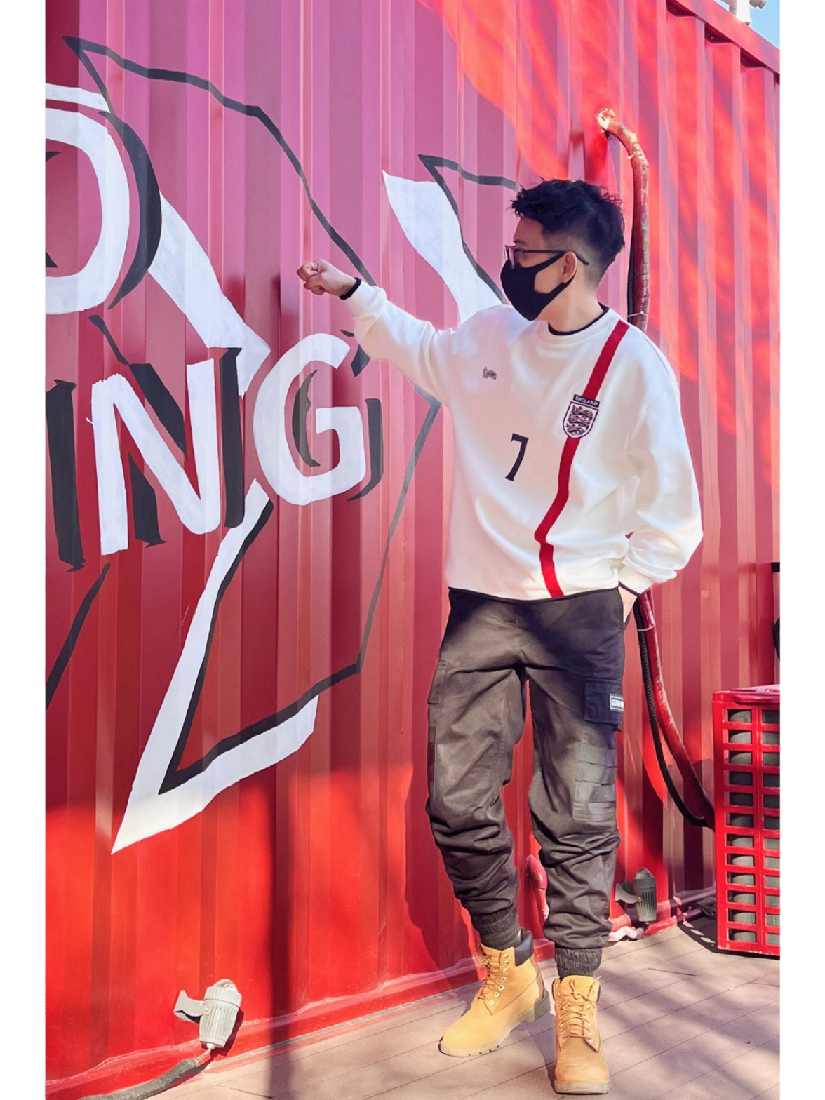 白色球衣工装裤,大黄靴配着好酷酷