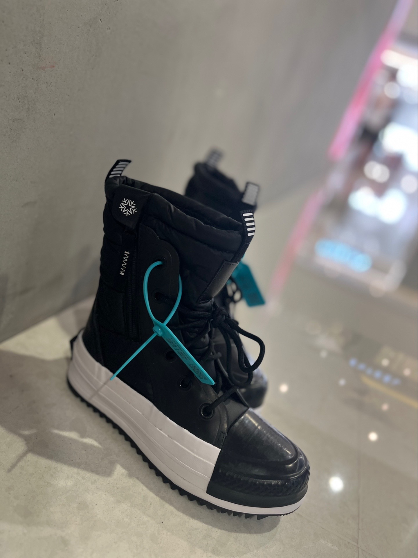 这双黑白相间的鞋子真的强烈抓住了我的目光