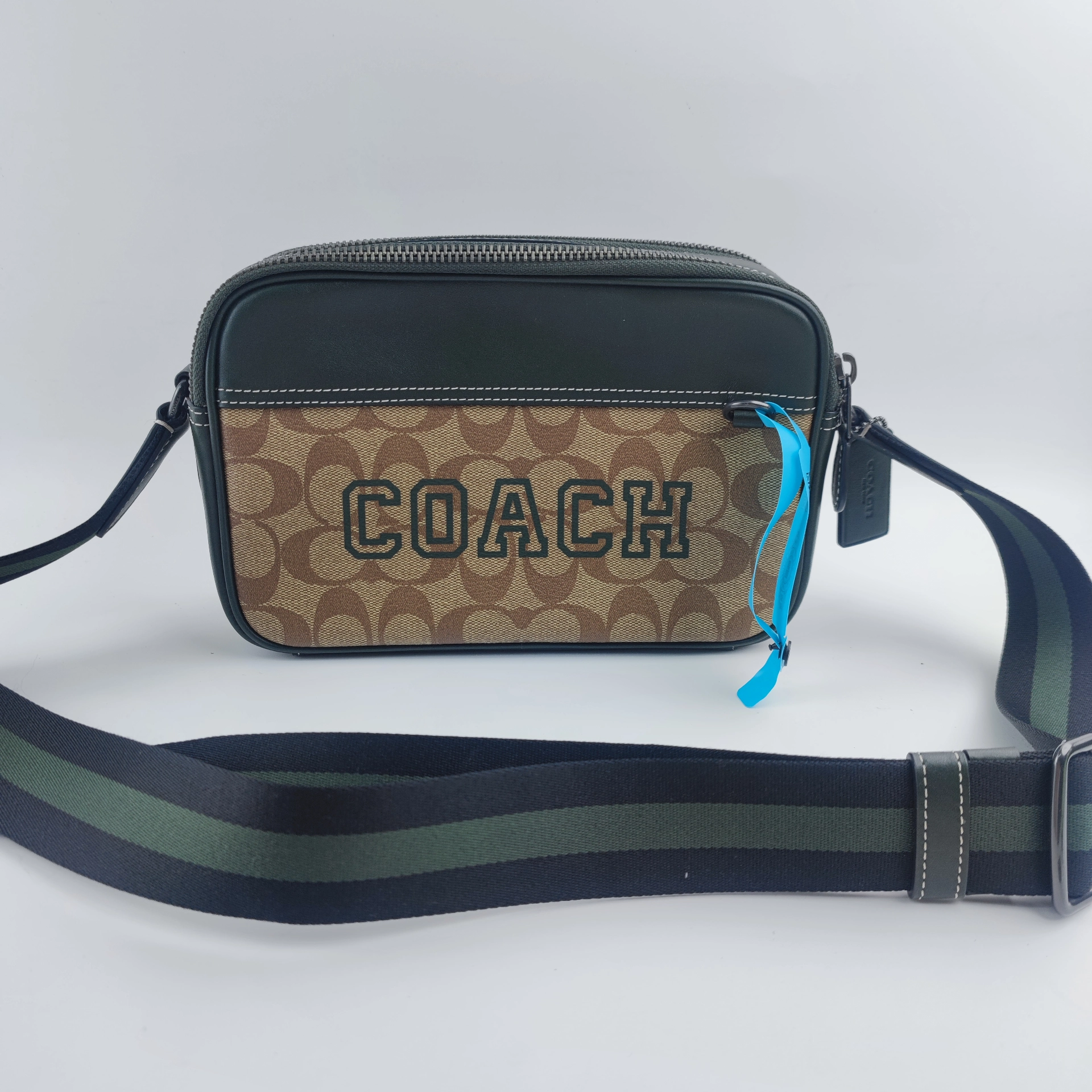 coach蔻驰33卡其色拼绿色相机包,男士背真的很适合,实用性超高!