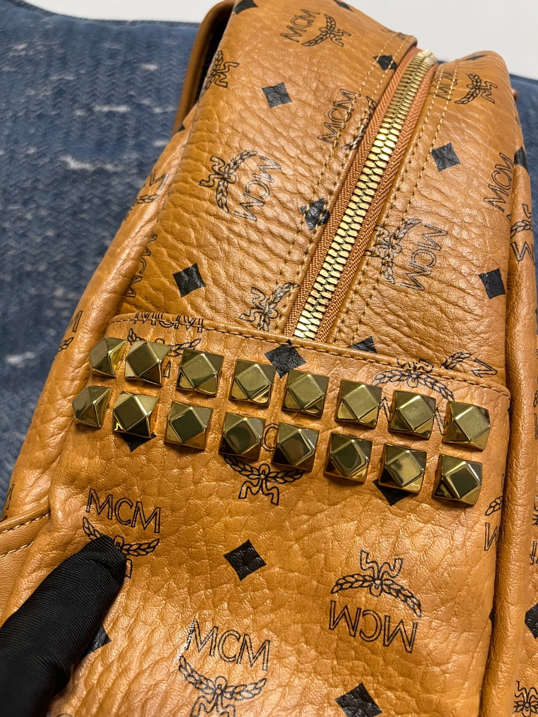 mcm经典色老花双肩包,容量大,实用性高.