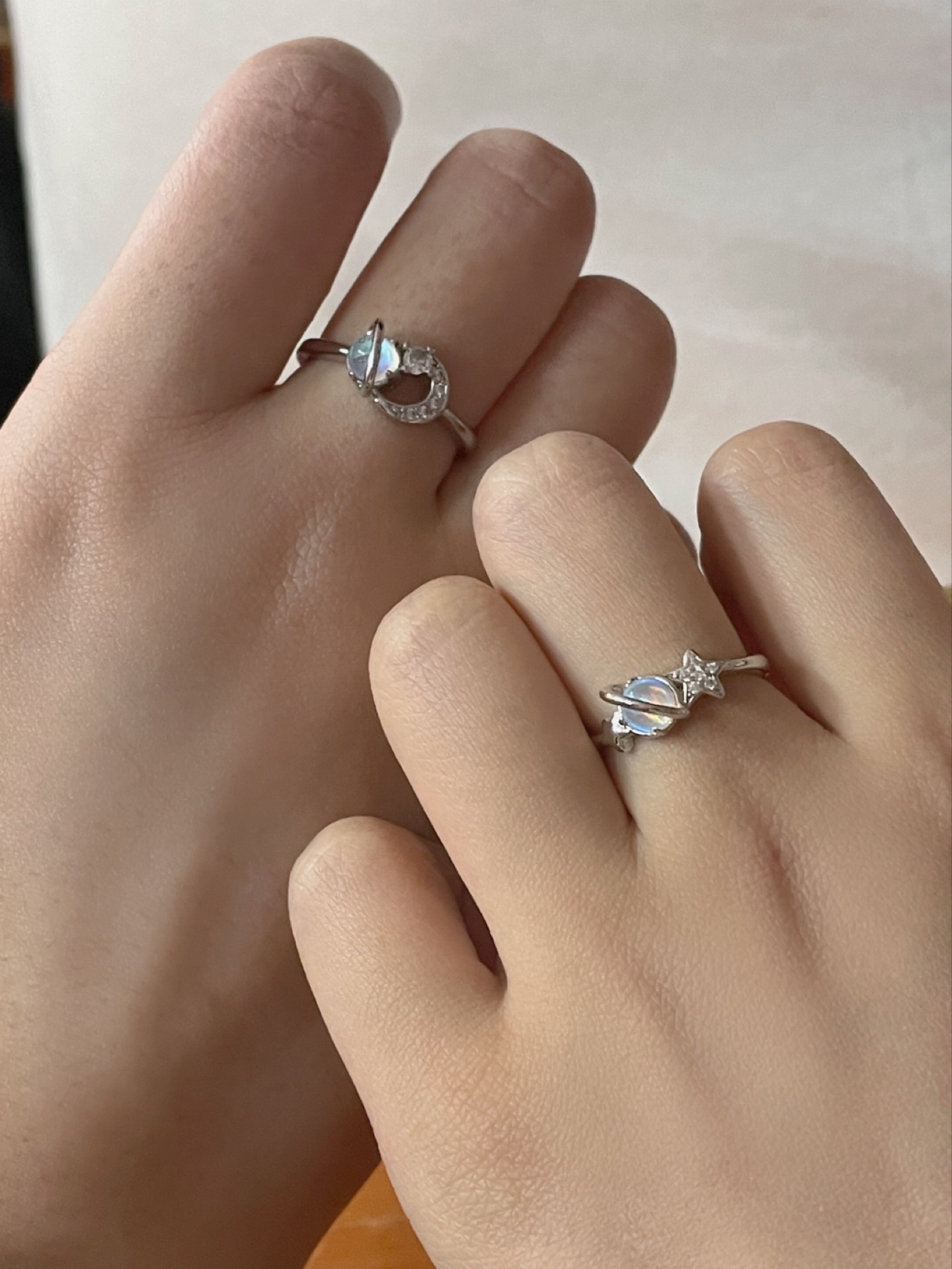 别人都是情侣对戒,我们不一样是闺蜜对戒 两个戒指,一个是星星一个是