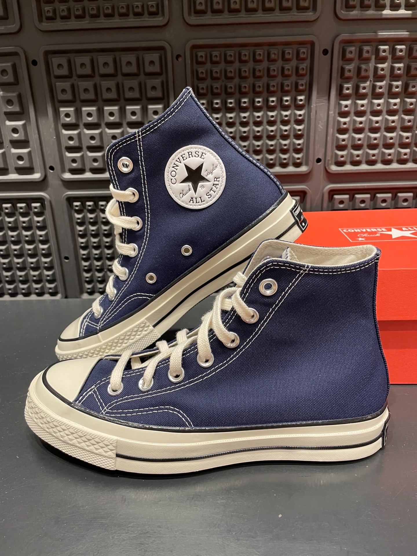 好看又百搭的匡威海军蓝高帮帆布鞋