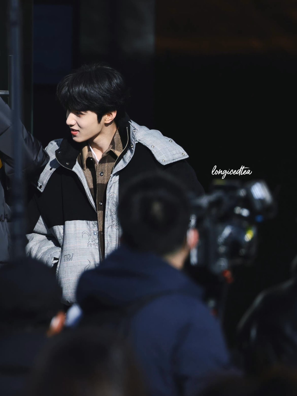 ootd|刘耀文冬日灰黑羽绒服私服穿搭