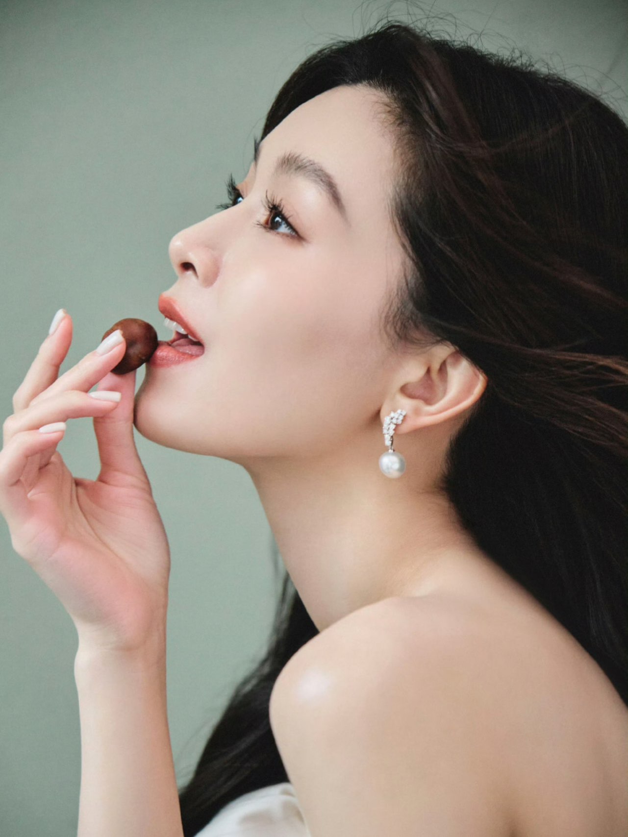 文咏珊白色缎面礼服 优雅温婉