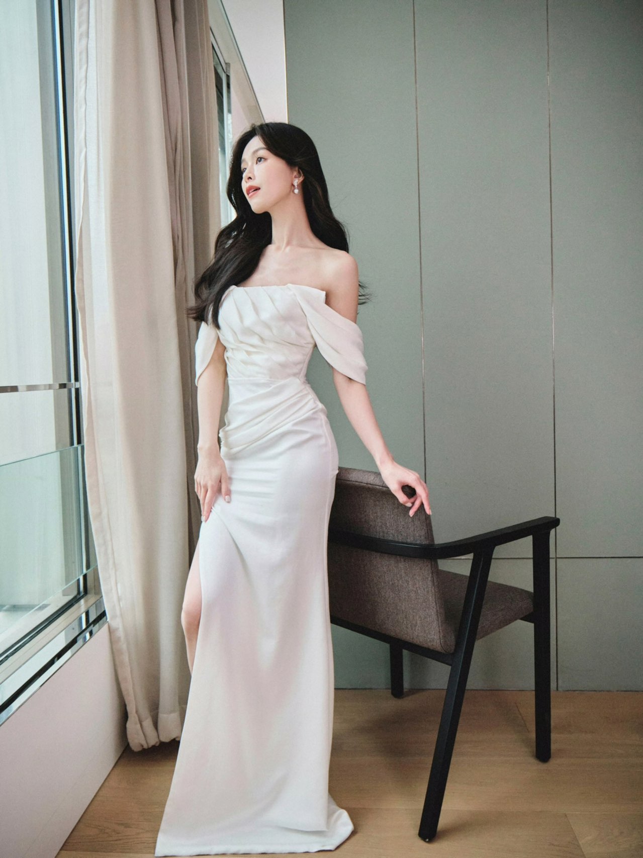 文咏珊白色缎面礼服 优雅温婉