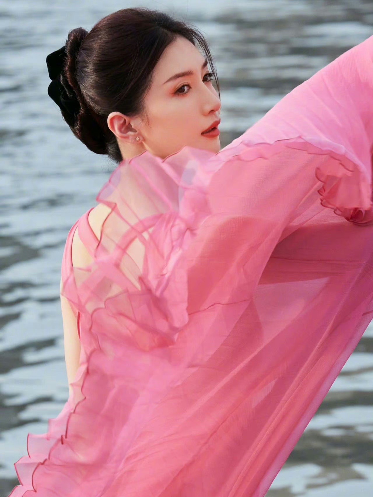 ootd|江疏影粉黛纱裙蜜桃眼妆红毯造型