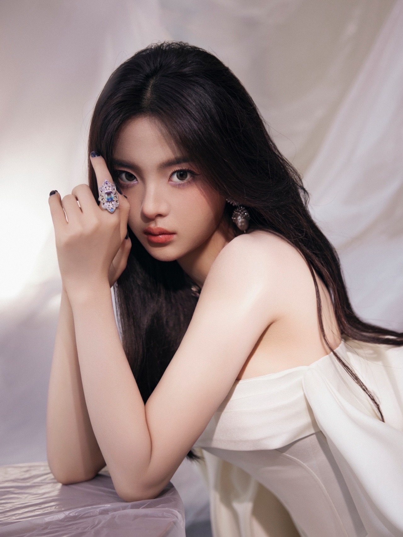 ootd|杨超越白色蝴蝶结抹胸连衣裙写真