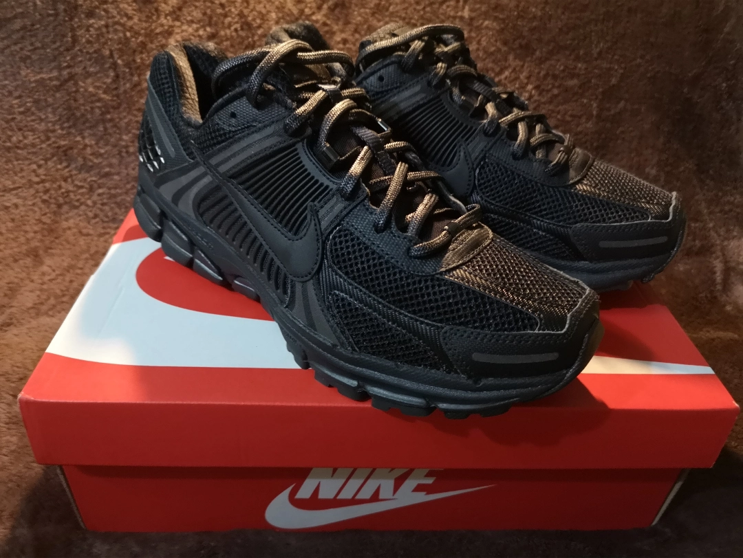 custom review-Nike Zoom Vomero 5 Triple Black