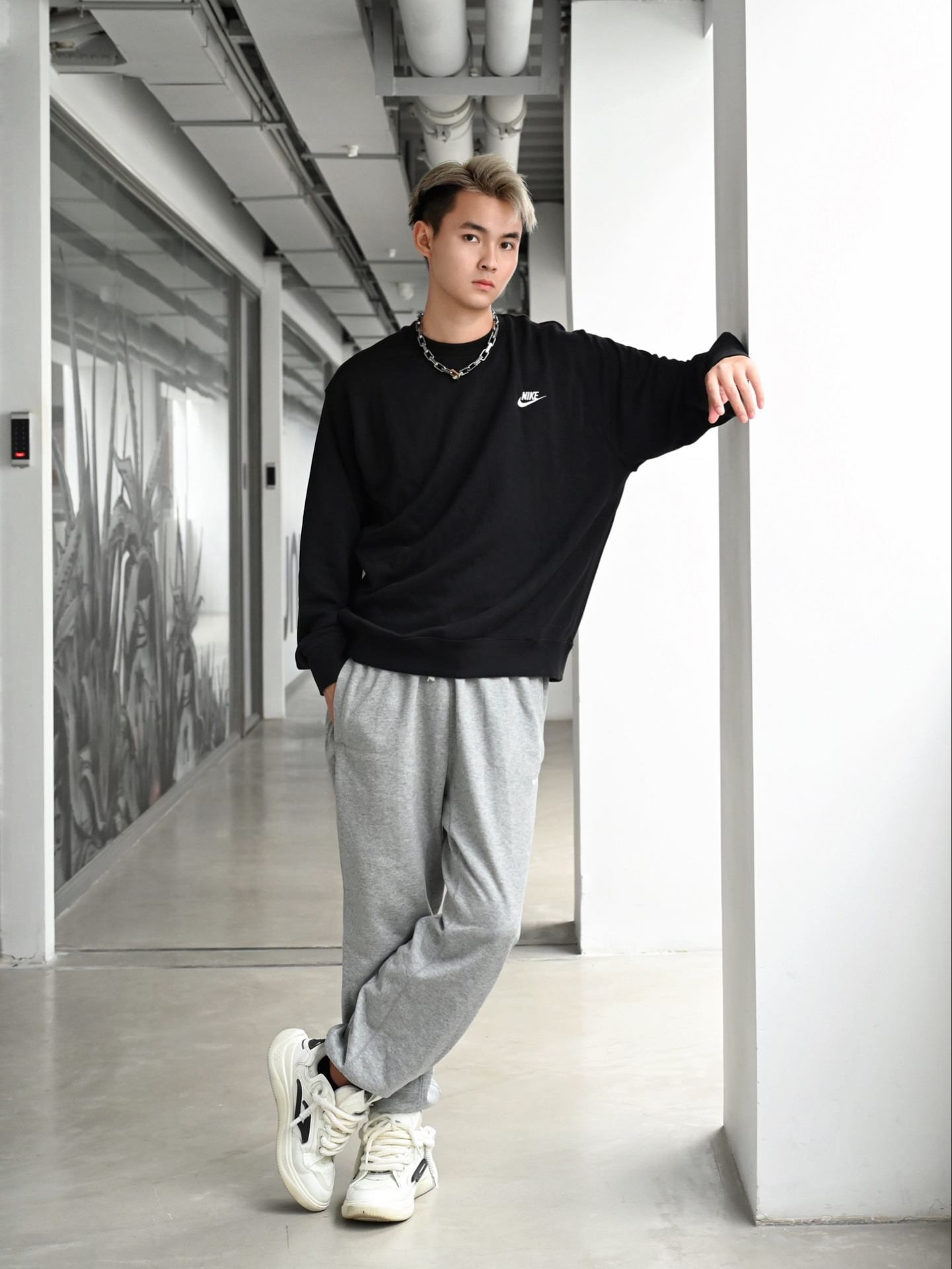 入秋黑白灰运动男穿搭