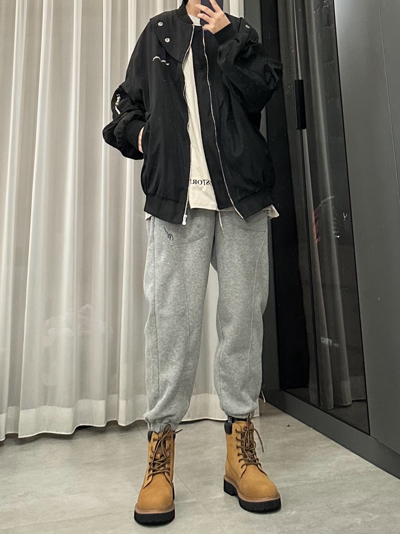 搭配上#tkuoo 的灰色束脚卫裤,黑灰搭配简约又时尚不单调!