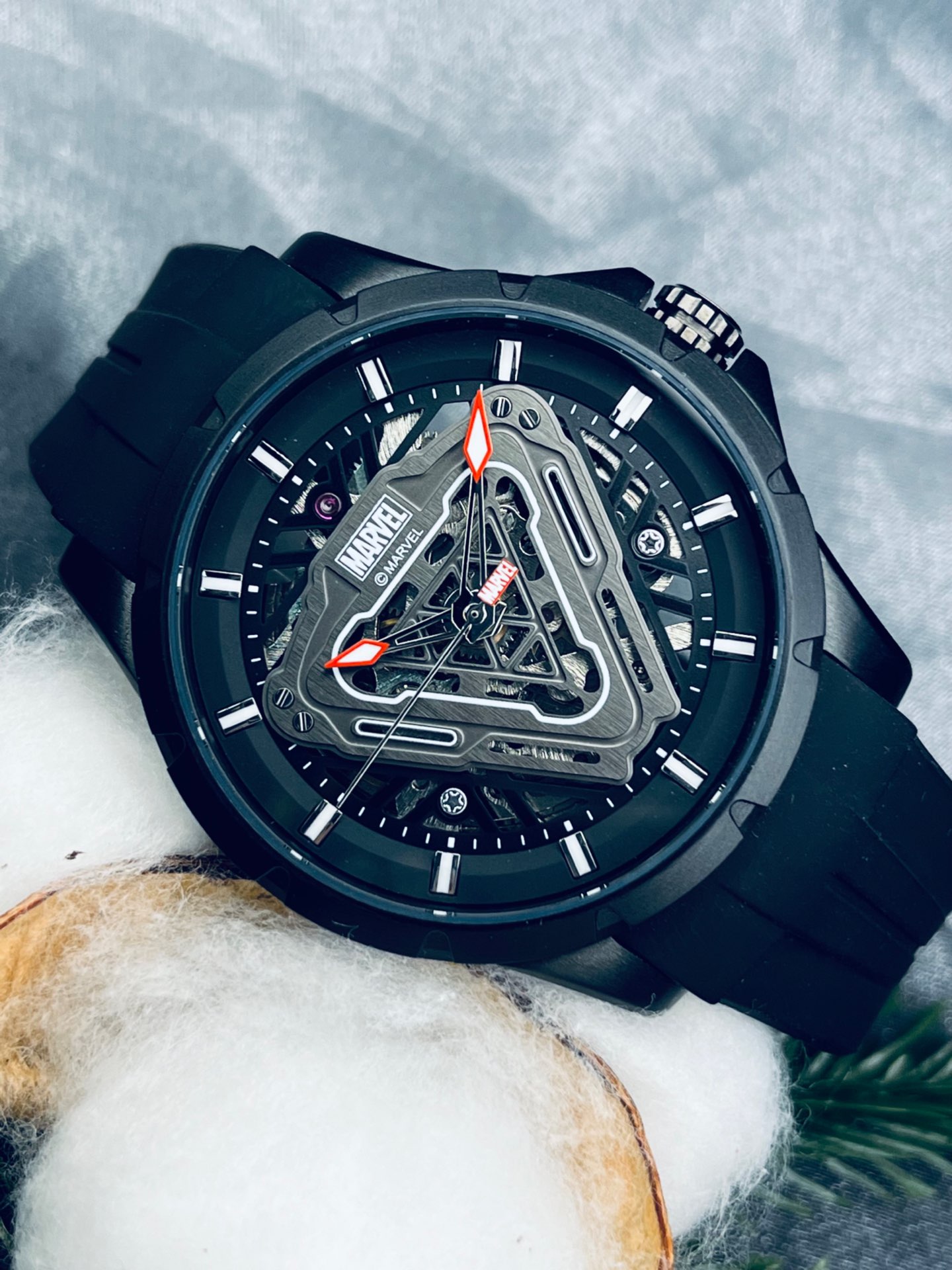 忍不住珍藏起来,男士漫威钢铁侠联名机械腕表!