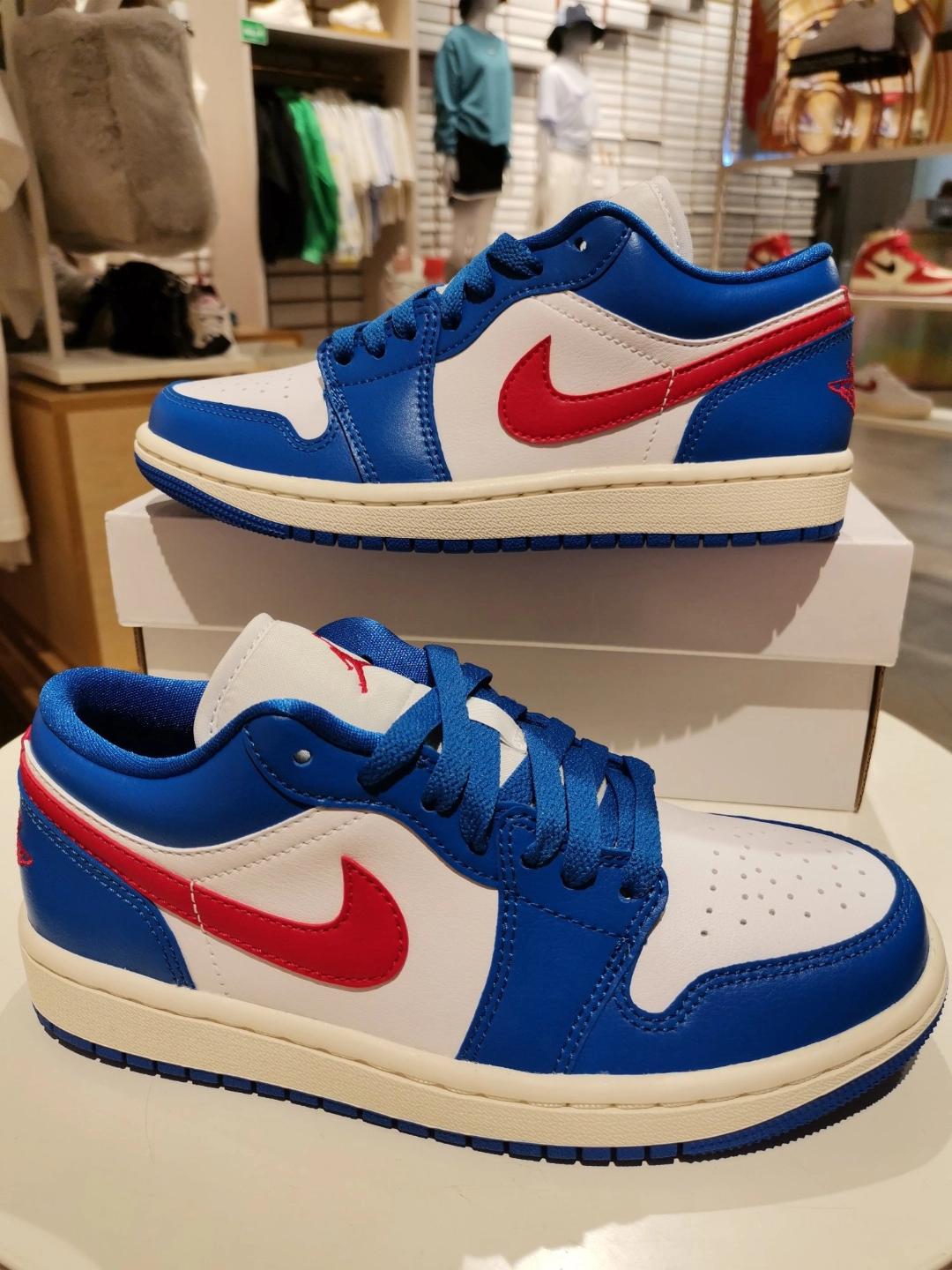 颜值爆表女生超爱哆啦a梦叮当猫配色aj1low上脚质感脚感拉满