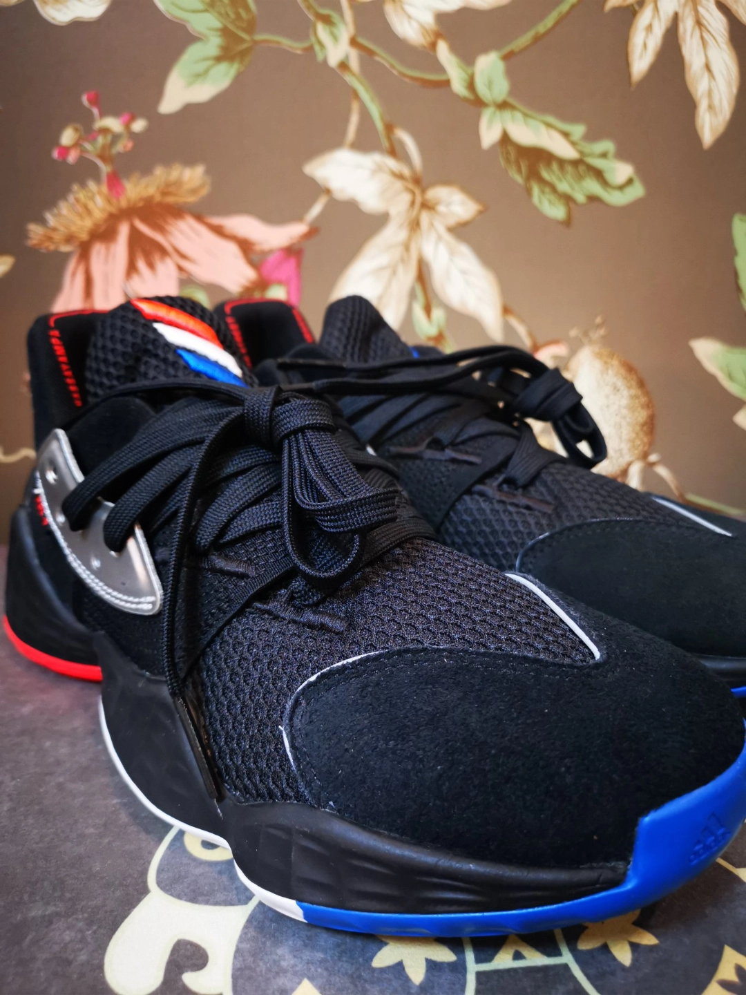 哈登系列篮球鞋已经来到了第七代,回顾一下第四代签名鞋黑银配色,麂皮