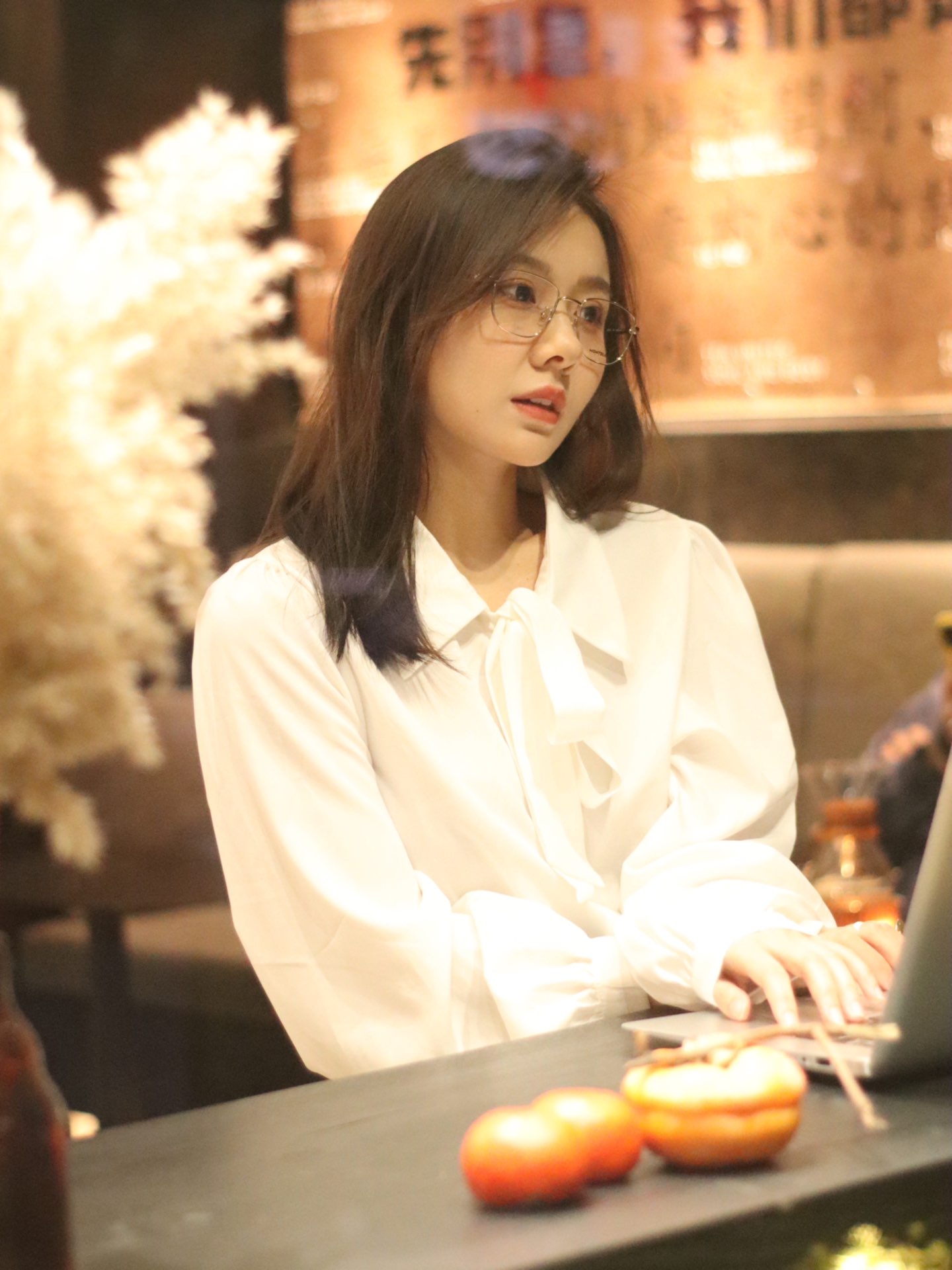 轻熟女眼镜,白衬衫 金丝框眼镜