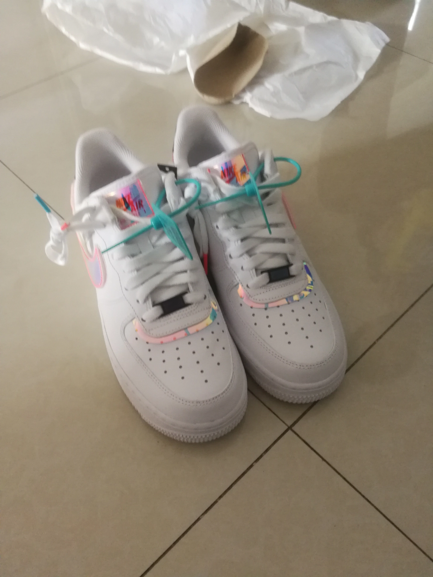 空军一号电玩,鞋身上镭射设计非常多,颜值非常高,并且nikelogo可以