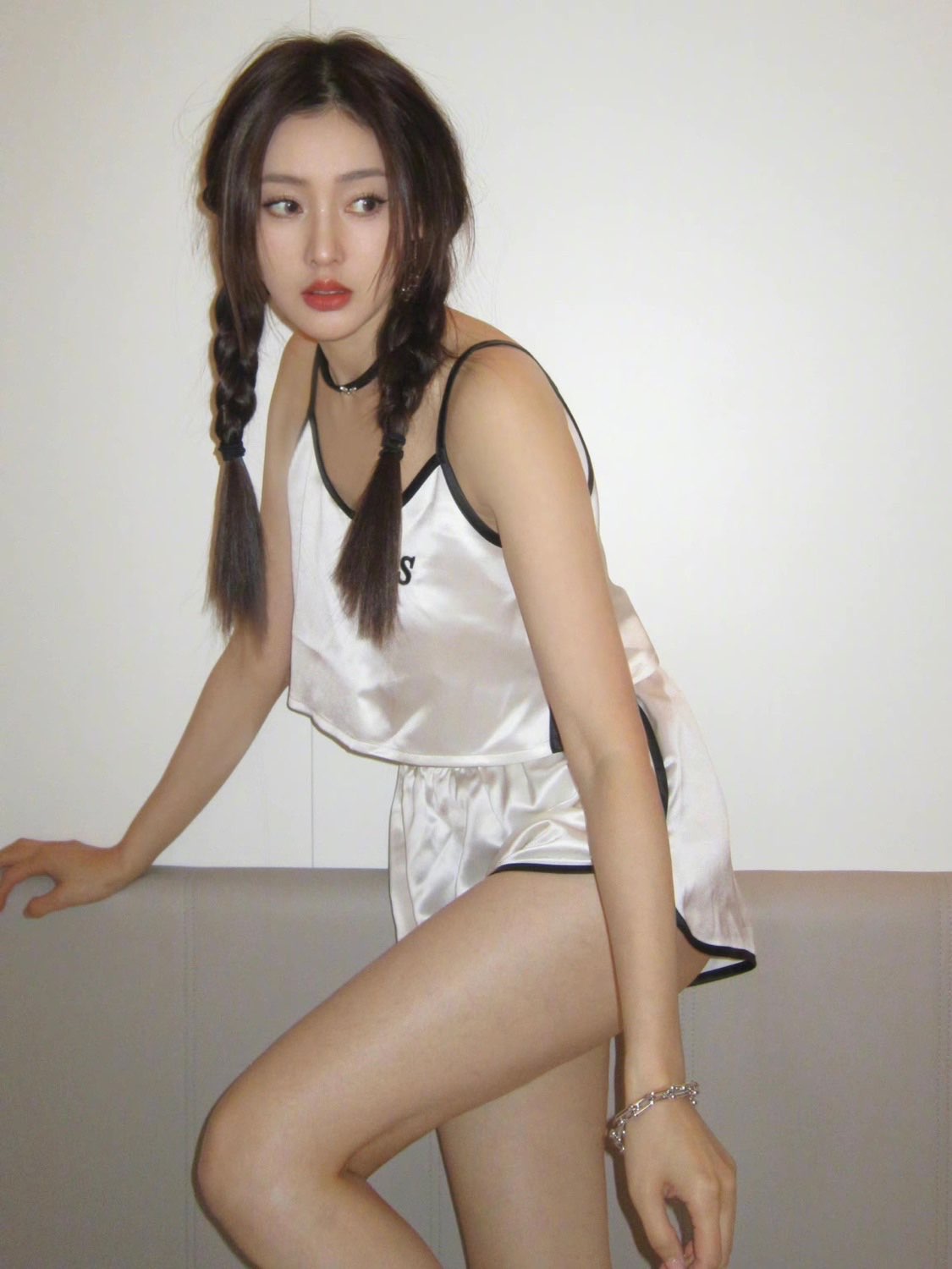 张天爱|真丝睡衣套装 居家氛围感穿搭