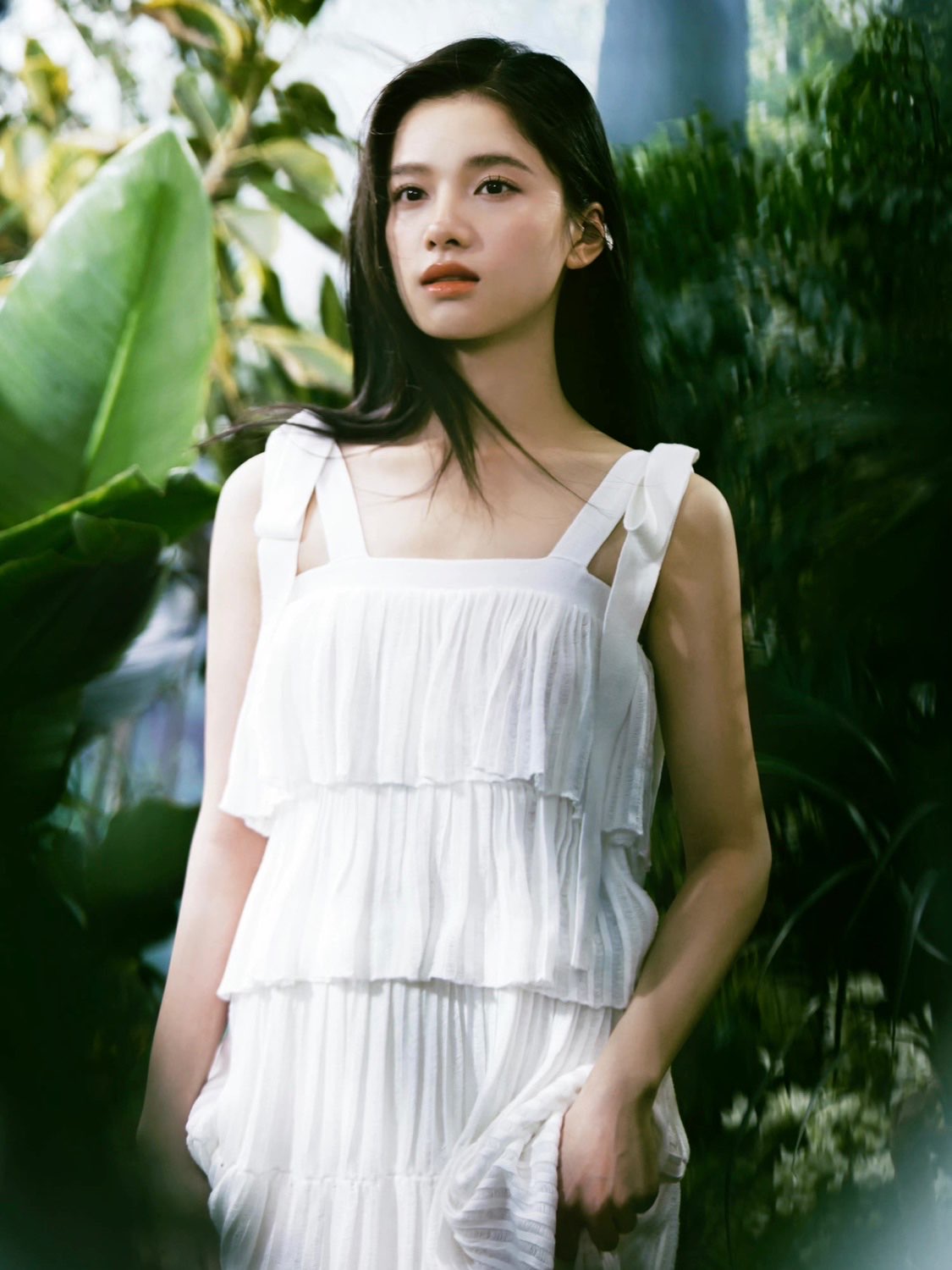 张婧仪近期发布一组白色吊带裙写真,绿野仙踪里的校花,耳盘蝴蝶造型