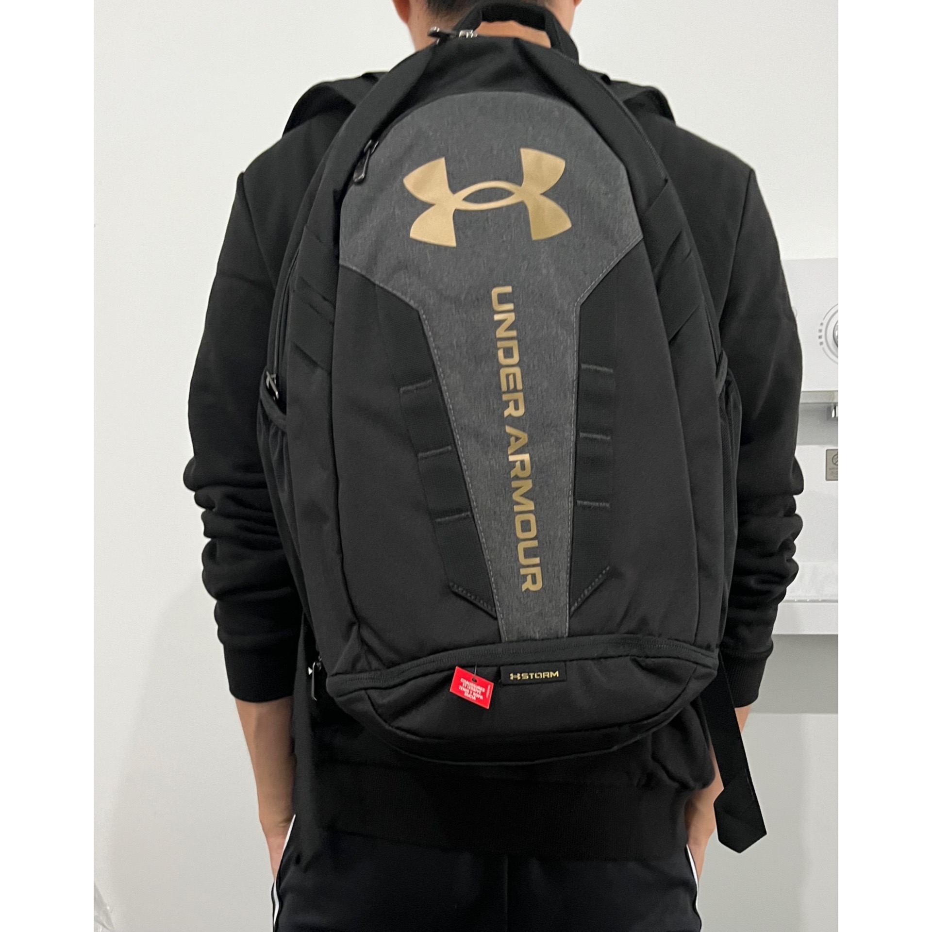 安德玛黑金配色背包