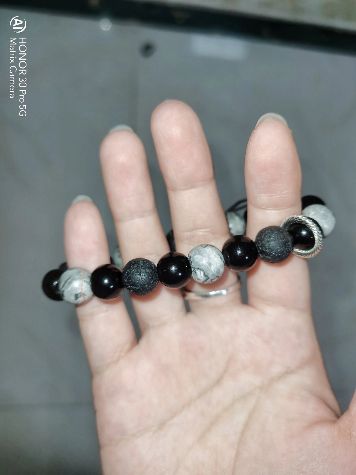 酷爆了的火山石手串