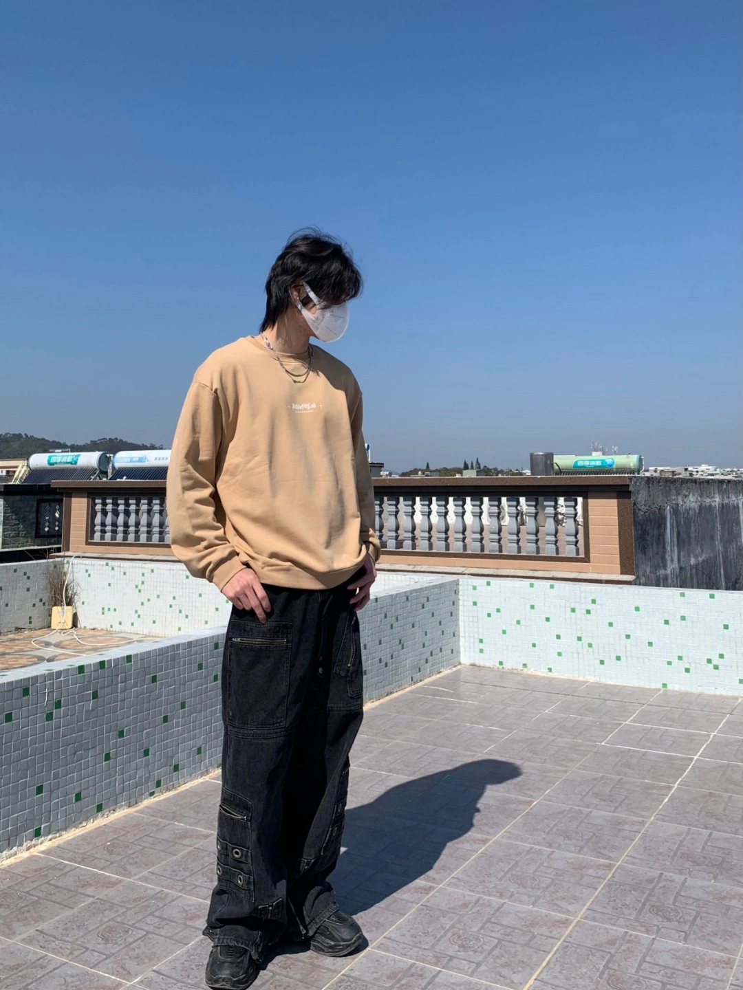 卡其色卫衣,搭配起来干净又显白
