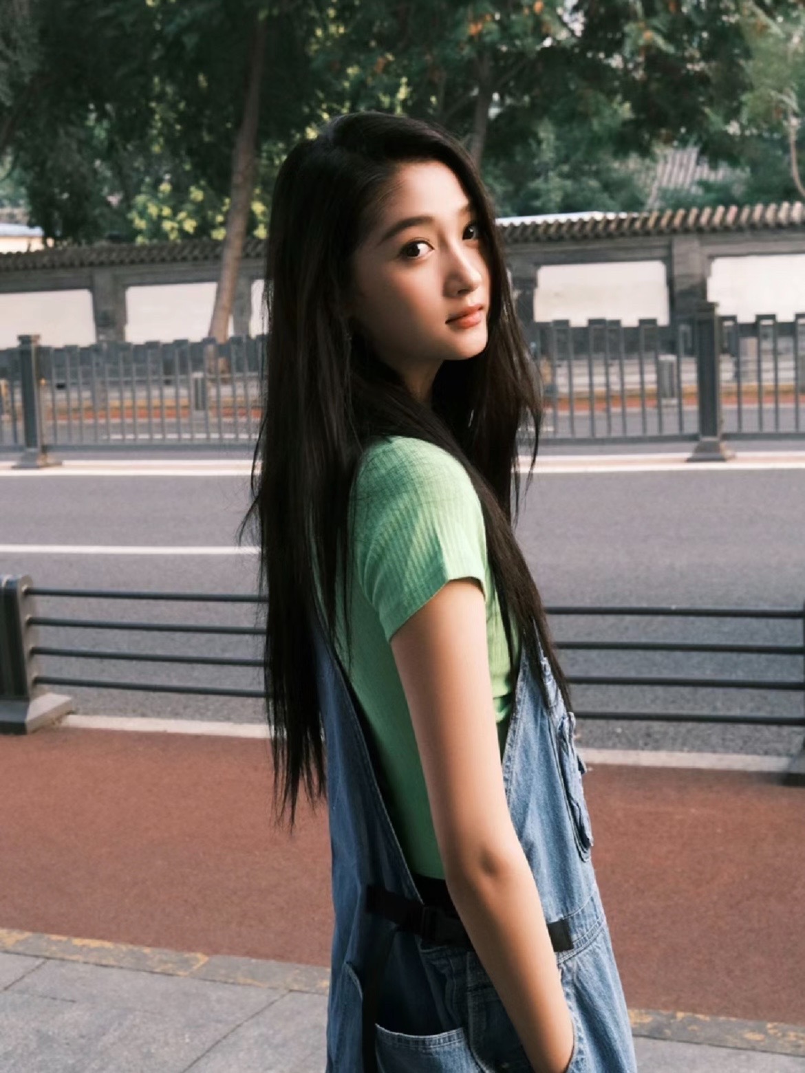 关晓彤 日常的松弛感还得是背带裤