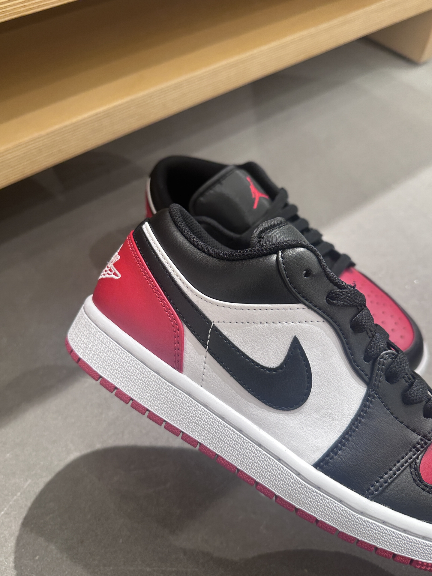 黑红脚趾 #黑红搭配 #穿这双更出众 #aj1黑红脚趾 @得物社区小管家