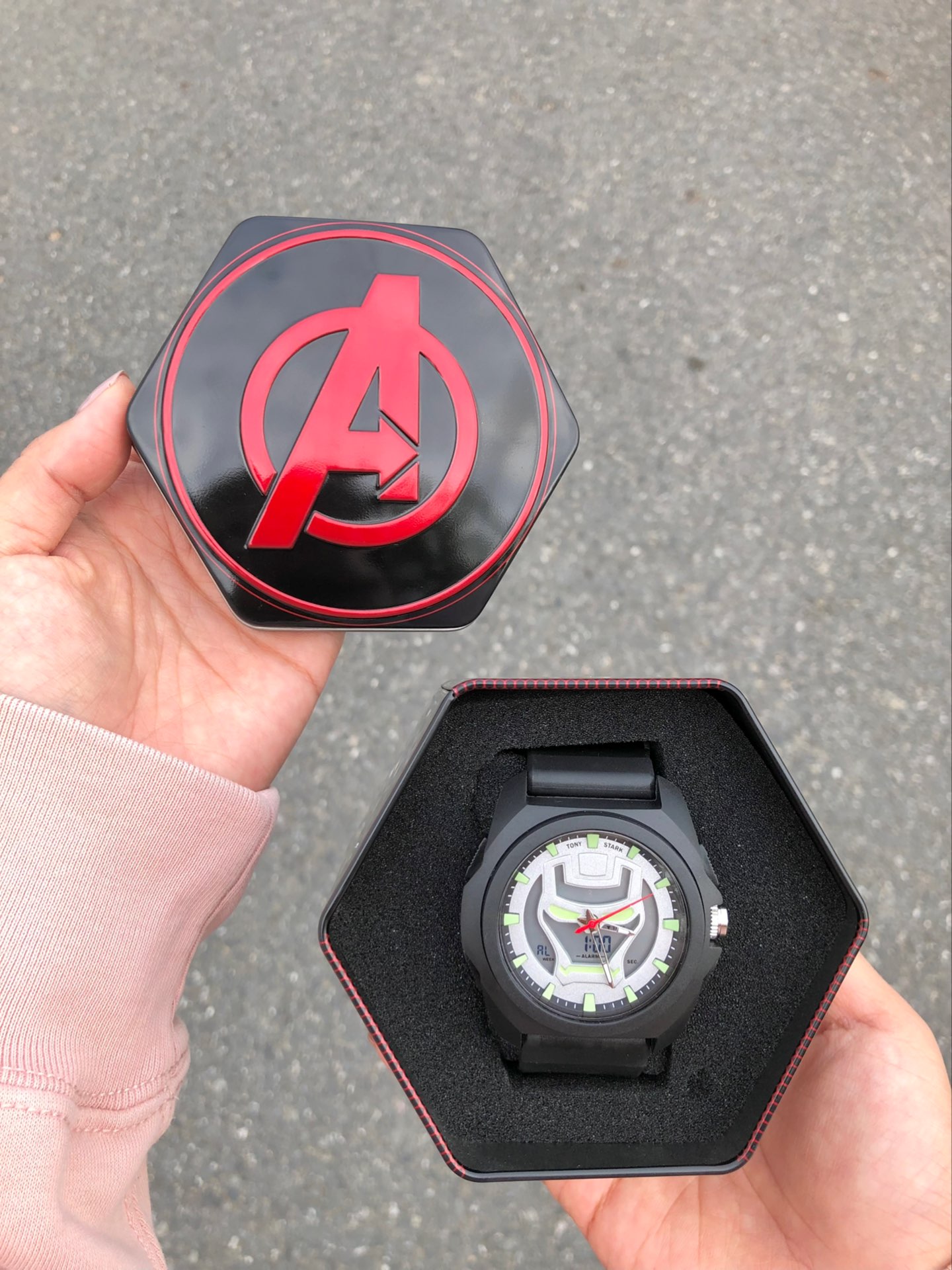 六边形包装盒融入了钢铁侠元素 已经超酷滴90 表盘不仅有时间还有